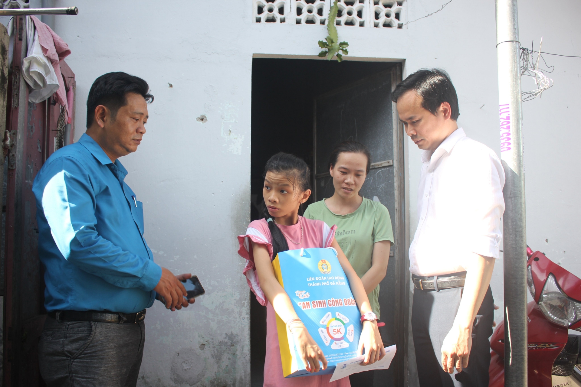 Đồng chí Nguyễn Duy Minh, Chủ tịch LĐLĐ TP Đà Nẵng (bìa phải) đến thăm, động viên gia đình chị Huỳnh Thị Lý Đồng chí Nguyễn Duy Minh, Chủ tịch LĐLĐ TP Đà Nẵng (bìa phải) đến thăm, động viên gia đình chị Huỳnh Thị Lý