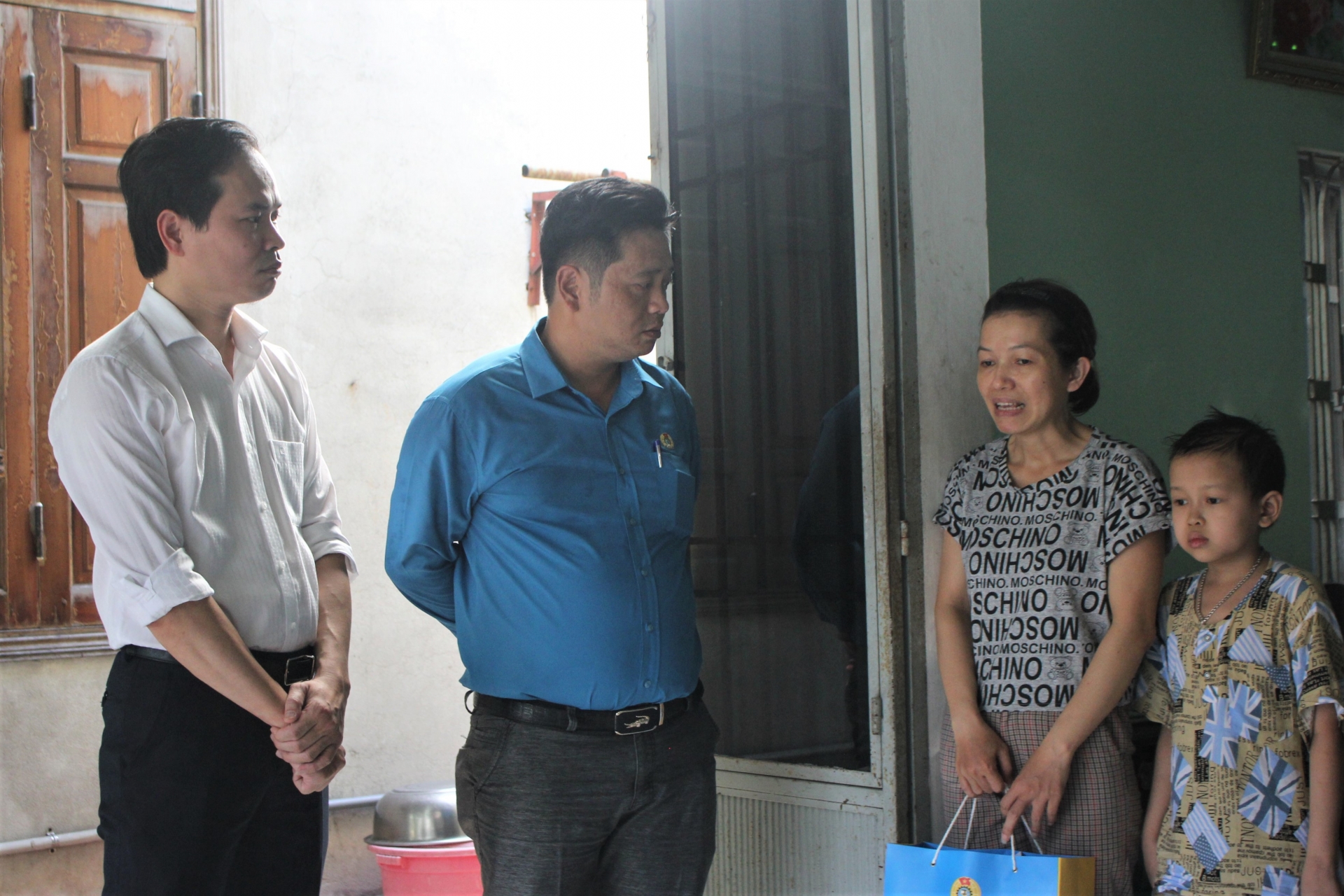 Đồng chí Nguyễn Duy Minh, Chủ tịch LĐLĐ TP Đà Nẵng (bìa trái) đến thăm, động viên gia đình chị Nguyễn Thị Minh Tâm. Ảnh HẢI ĐỊNH Đồng chí Nguyễn Duy Minh, Chủ tịch LĐLĐ TP Đà Nẵng (bìa trái) đến thăm, động viên gia đình chị Nguyễn Thị Minh Tâm. Ảnh HẢI ĐỊNH