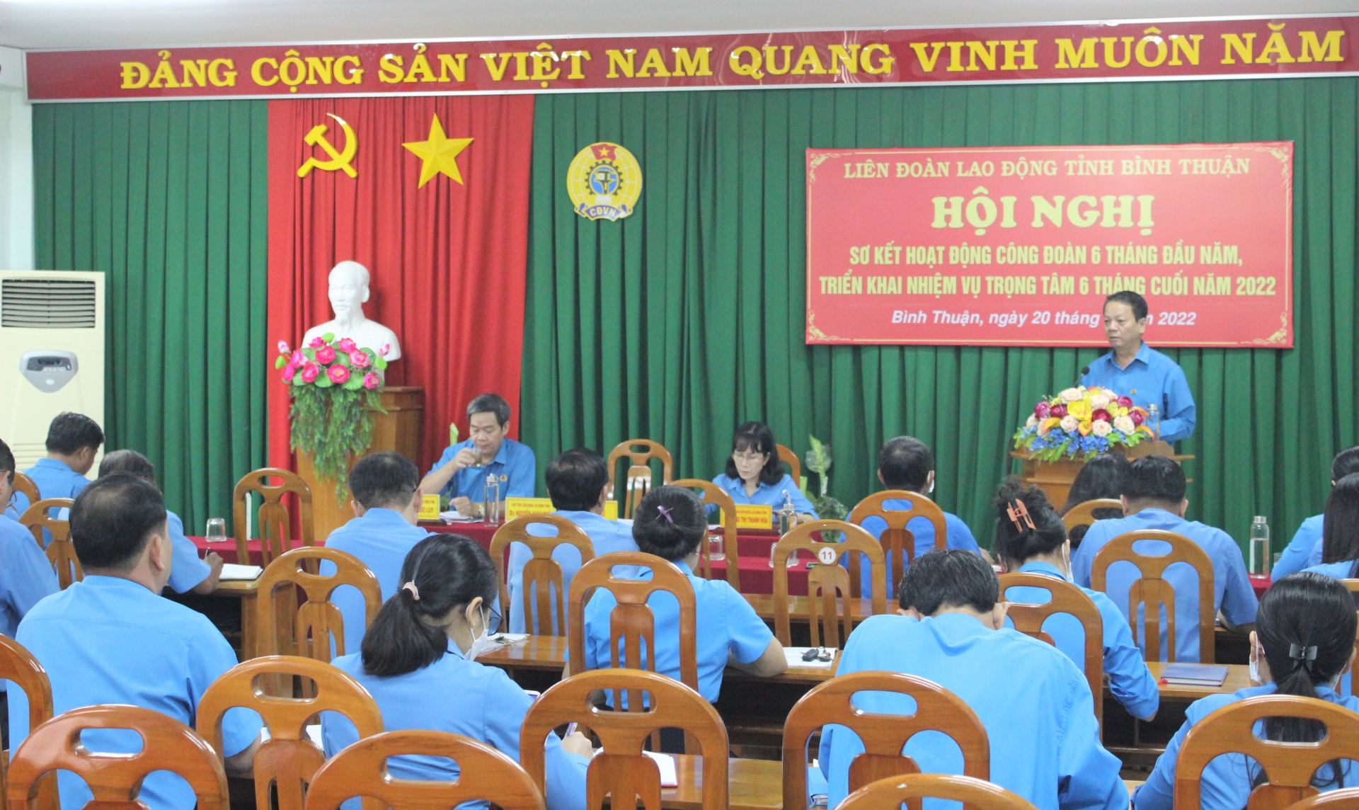 LĐLĐ tỉnh Bình Thuận sơ kết 6 tháng đầu năm LĐLĐ tỉnh Bình Thuận khen thưởng nhiều tập thể, cá nhân có thành tích xuất sắc