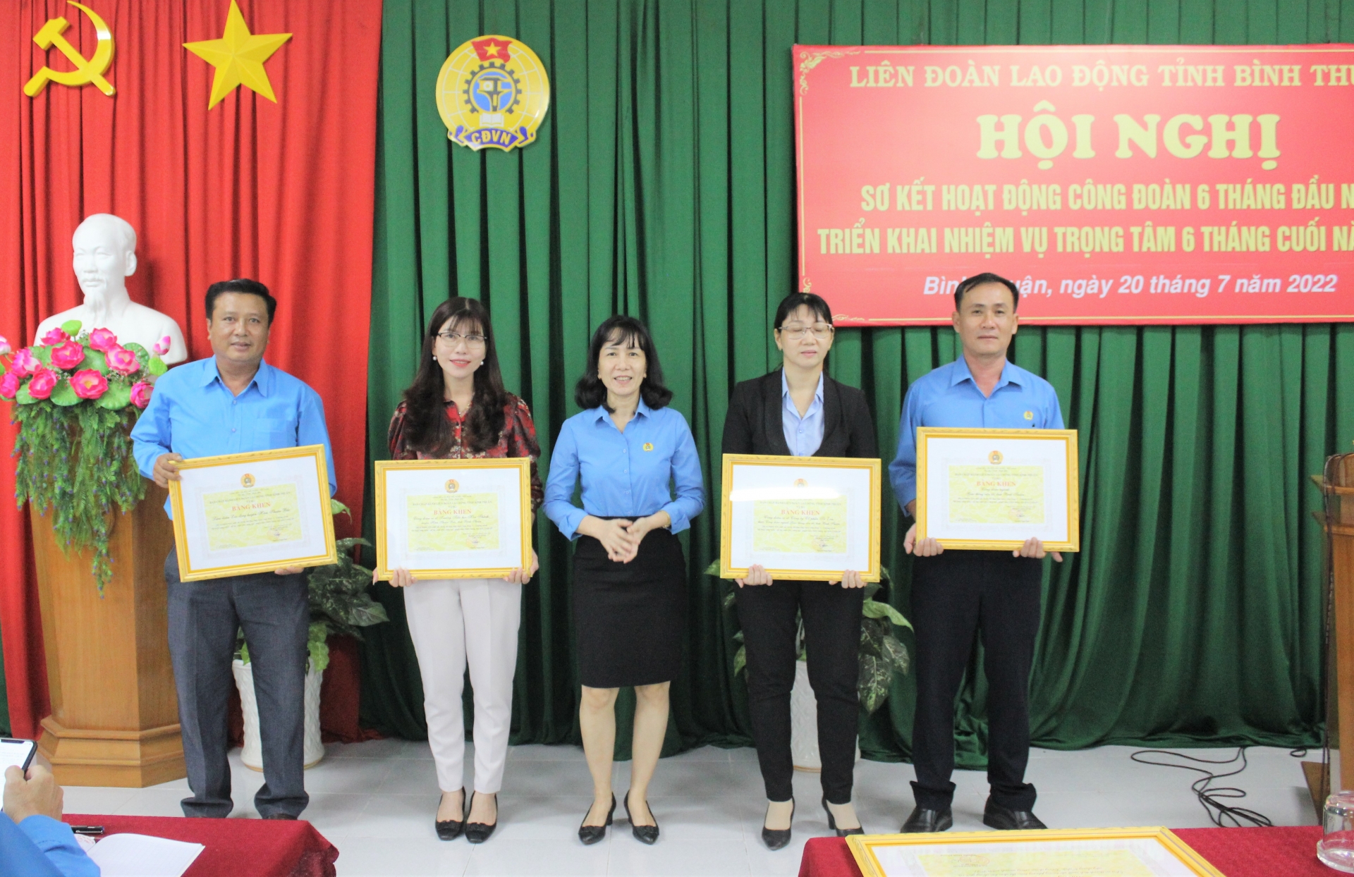 LĐLĐ tỉnh Bình Thuận sơ kết 6 tháng đầu năm LĐLĐ tỉnh Bình Thuận khen thưởng nhiều tập thể, cá nhân có thành tích xuất sắc