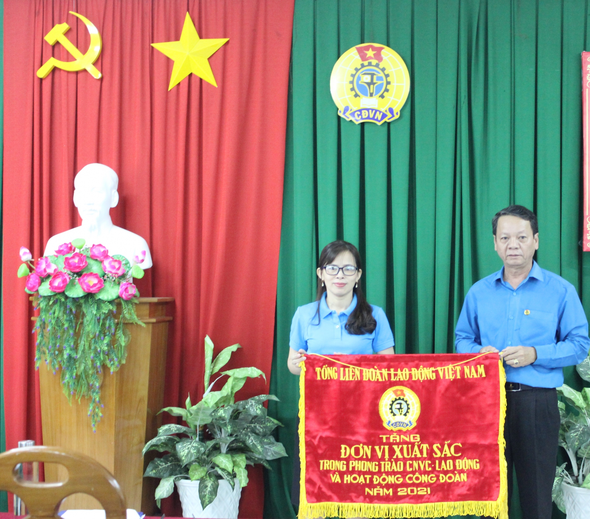 LĐLĐ tỉnh Bình Thuận sơ kết 6 tháng đầu năm LĐLĐ tỉnh Bình Thuận khen thưởng nhiều tập thể, cá nhân có thành tích xuất sắc