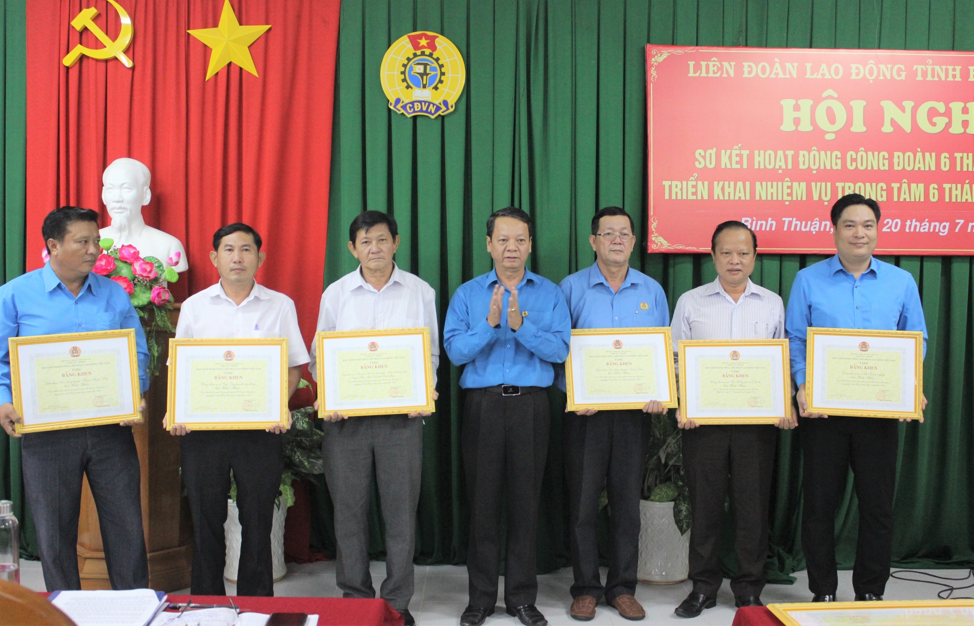 LĐLĐ tỉnh Bình Thuận sơ kết 6 tháng đầu năm LĐLĐ tỉnh Bình Thuận khen thưởng nhiều tập thể, cá nhân có thành tích xuất sắc