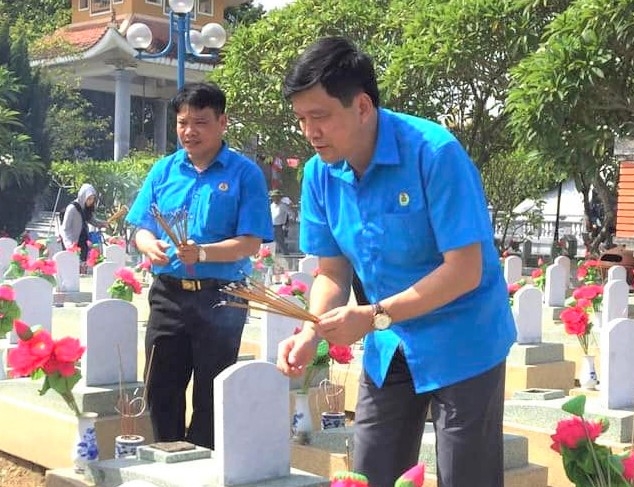 Đoàn công tác Tổng LĐLĐ Việt Nam tri ân các thương binh, liệt sĩ