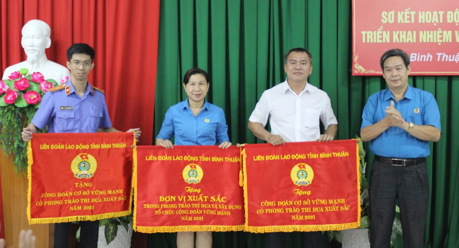 LĐLĐ tỉnh Bình Thuận khen thưởng nhiều tập thể, cá nhân có thành tích xuất sắc LĐLĐ tỉnh Bình Thuận khen thưởng nhiều tập thể, cá nhân có thành tích xuất sắc