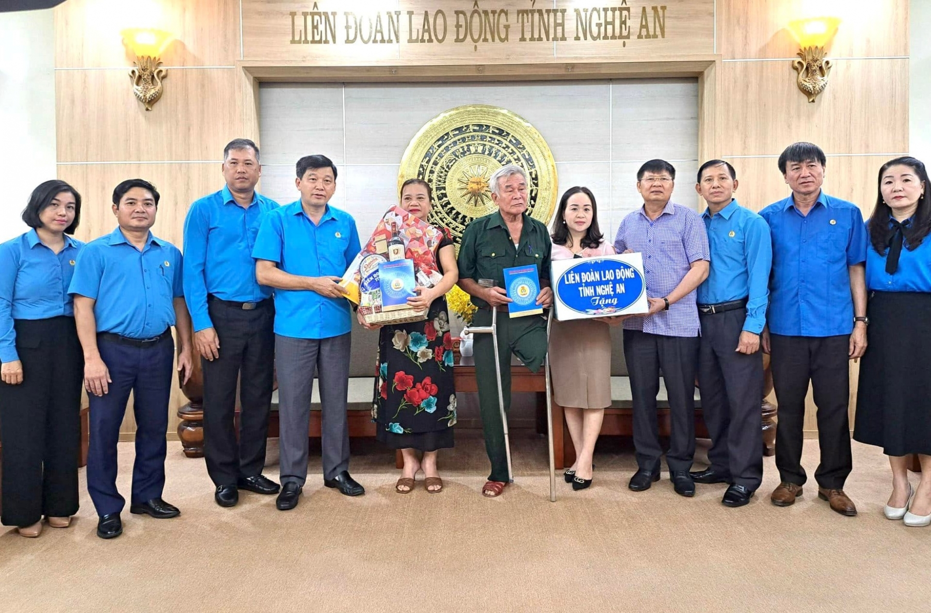 Đoàn công tác Tổng LĐLĐ Việt Nam tri ân các thương binh, liệt sĩ