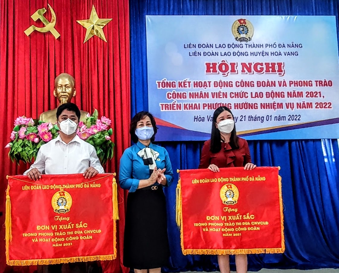 Chị Nguyễn Đặng Thị Việt (bên phải) nhận Cờ thi đua do LĐLĐ thành phố trao tặng tại hội nghị tổng kết hoạt động Công đoàn năm 2021 của LĐLĐ huyện Hòa Vang.