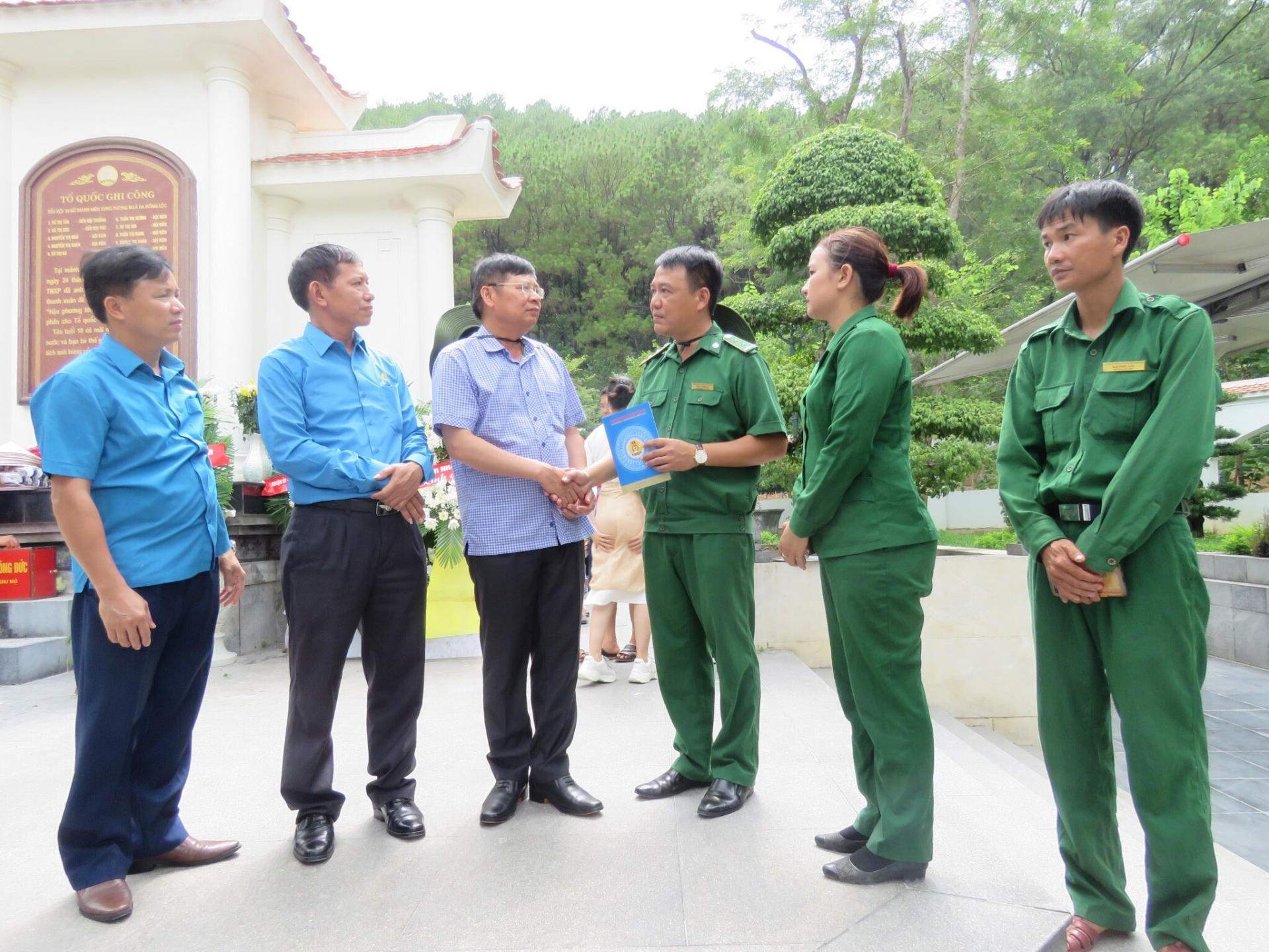 Đoàn công tác Tổng LĐLĐ Việt Nam tri ân các thương binh, liệt sĩ