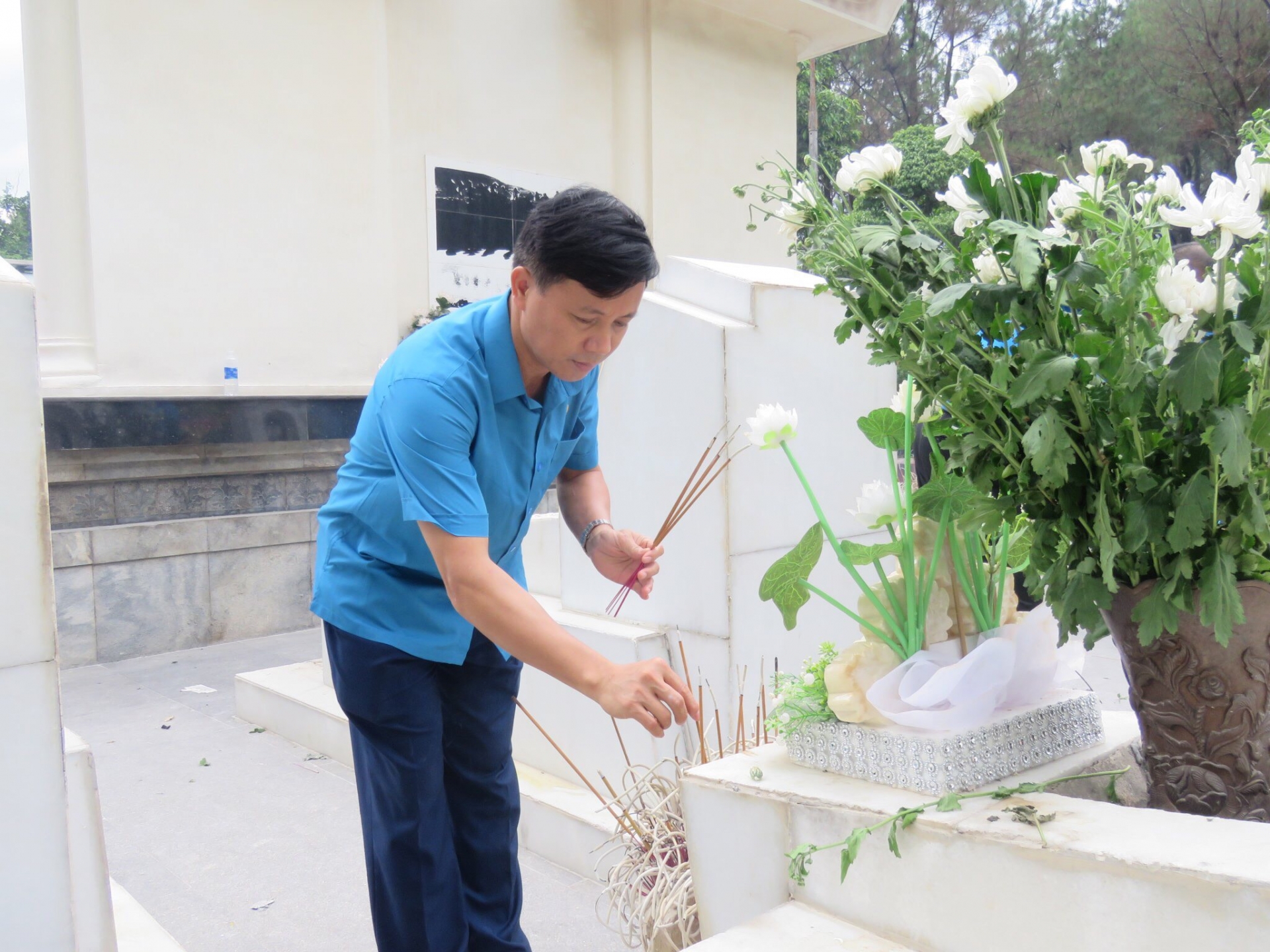 Đoàn công tác Tổng LĐLĐ Việt Nam tri ân các thương binh, liệt sĩ