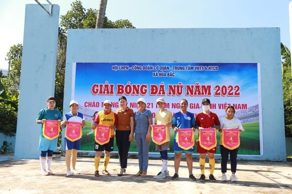 Lãnh đạo Công đoàn cơ quan xã Hòa Bắc trao Cờ lưu niệm cho các đội tham gia dự Giải bóng đá nữ năm 2022