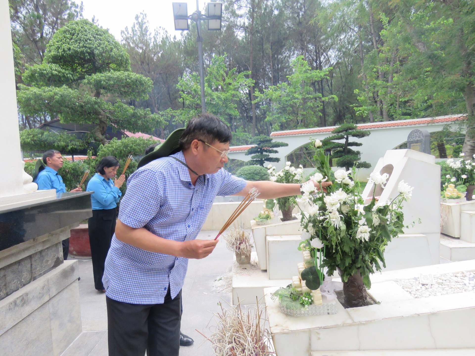 Đoàn công tác Tổng LĐLĐ Việt Nam tri ân các thương binh, liệt sĩ