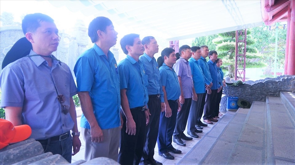 Đoàn công tác Tổng LĐLĐ Việt Nam tri ân các thương binh, liệt sĩ