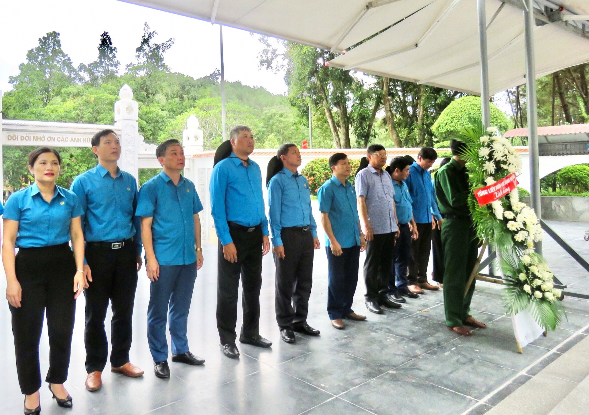 Đoàn công tác Tổng LĐLĐ Việt Nam tri ân các thương binh, liệt sĩ