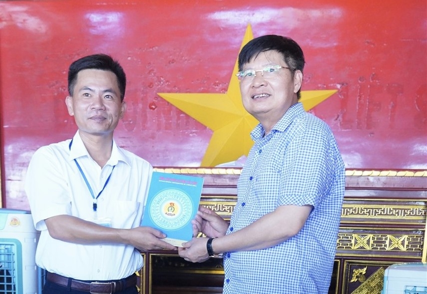 Đoàn công tác Tổng LĐLĐ Việt Nam tri ân các thương binh, liệt sĩ