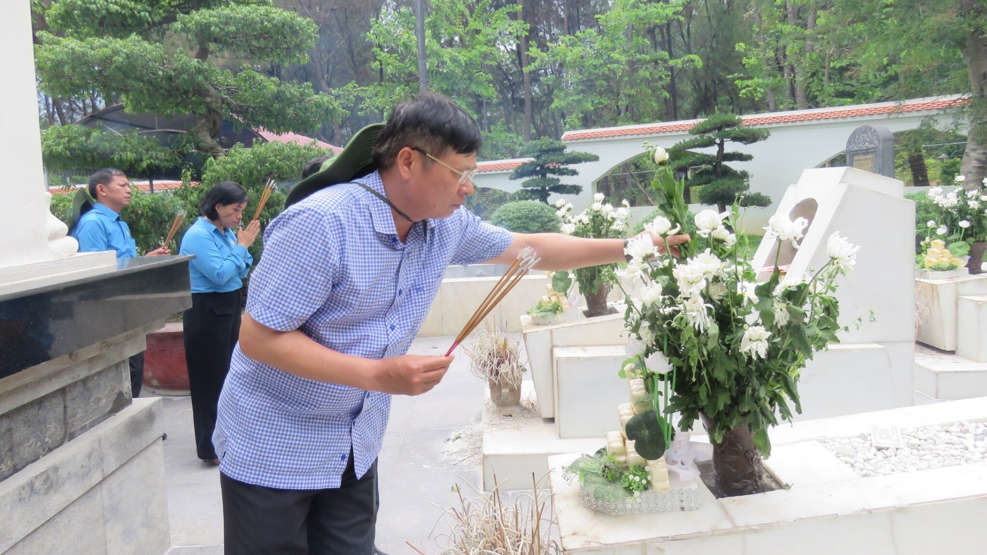 Đoàn công tác Tổng LĐLĐ Việt Nam tri ân các thương binh, liệt sĩ