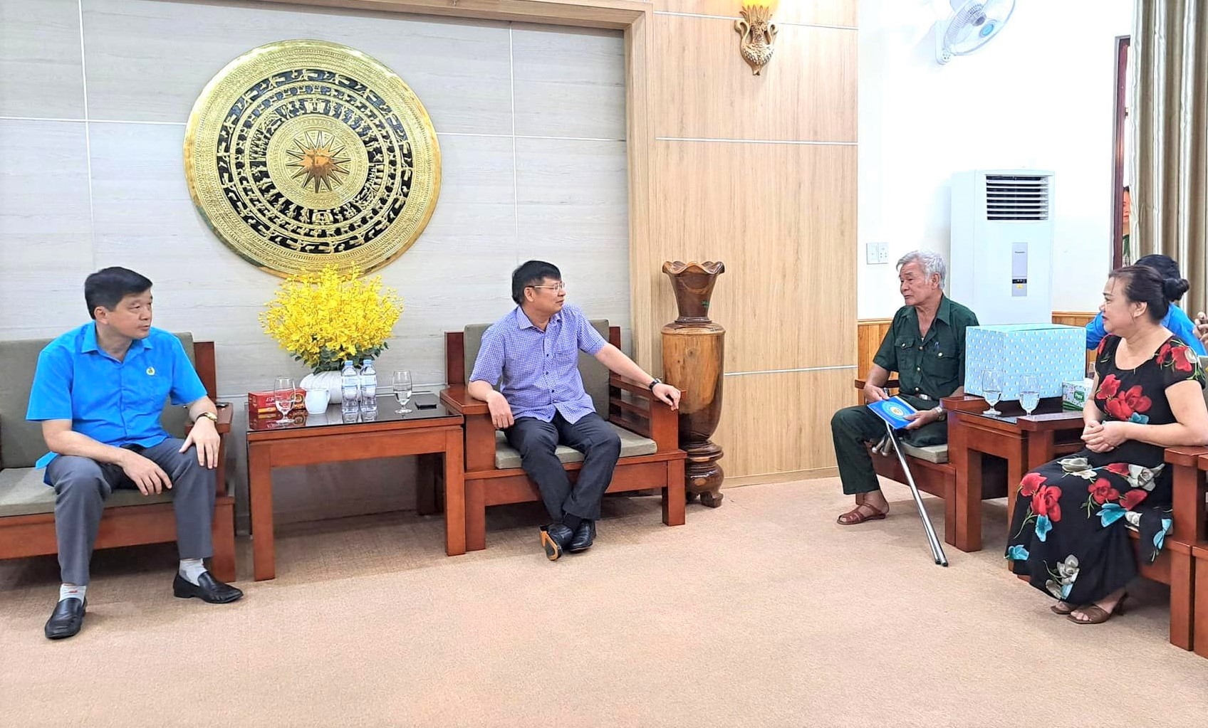 Đoàn công tác Tổng LĐLĐ Việt Nam tri ân các thương binh, liệt sĩ