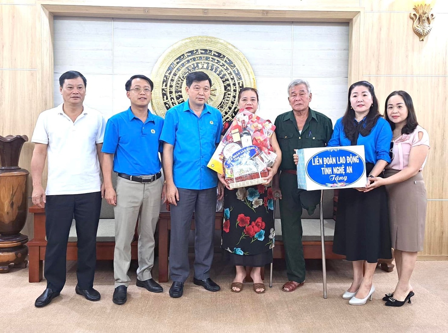 Đoàn công tác Tổng LĐLĐ Việt Nam tri ân các thương binh, liệt sĩ