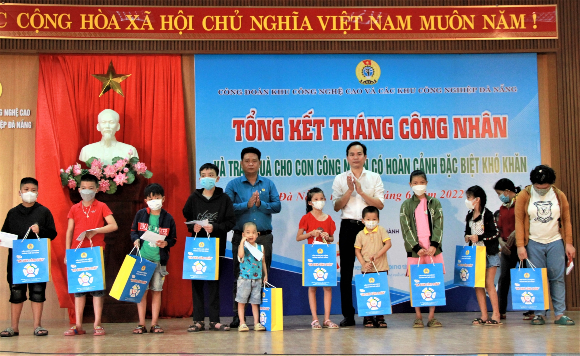 : Công đoàn Khu Công nghệ cao và các khu công nghiệp Đà Nẵng tặng túi “An sinh Công đoàn” cho NLĐ Ảnh: LAM PHƯƠNG