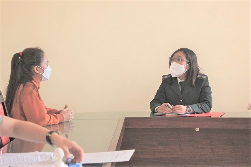 4.	Cán bộ Cục Thi hành án Dân sự quận Liên Chiểu gặp mặt, trao đổi với người lao động về cách thức chi trả tiền nợ. Ảnh: X.H