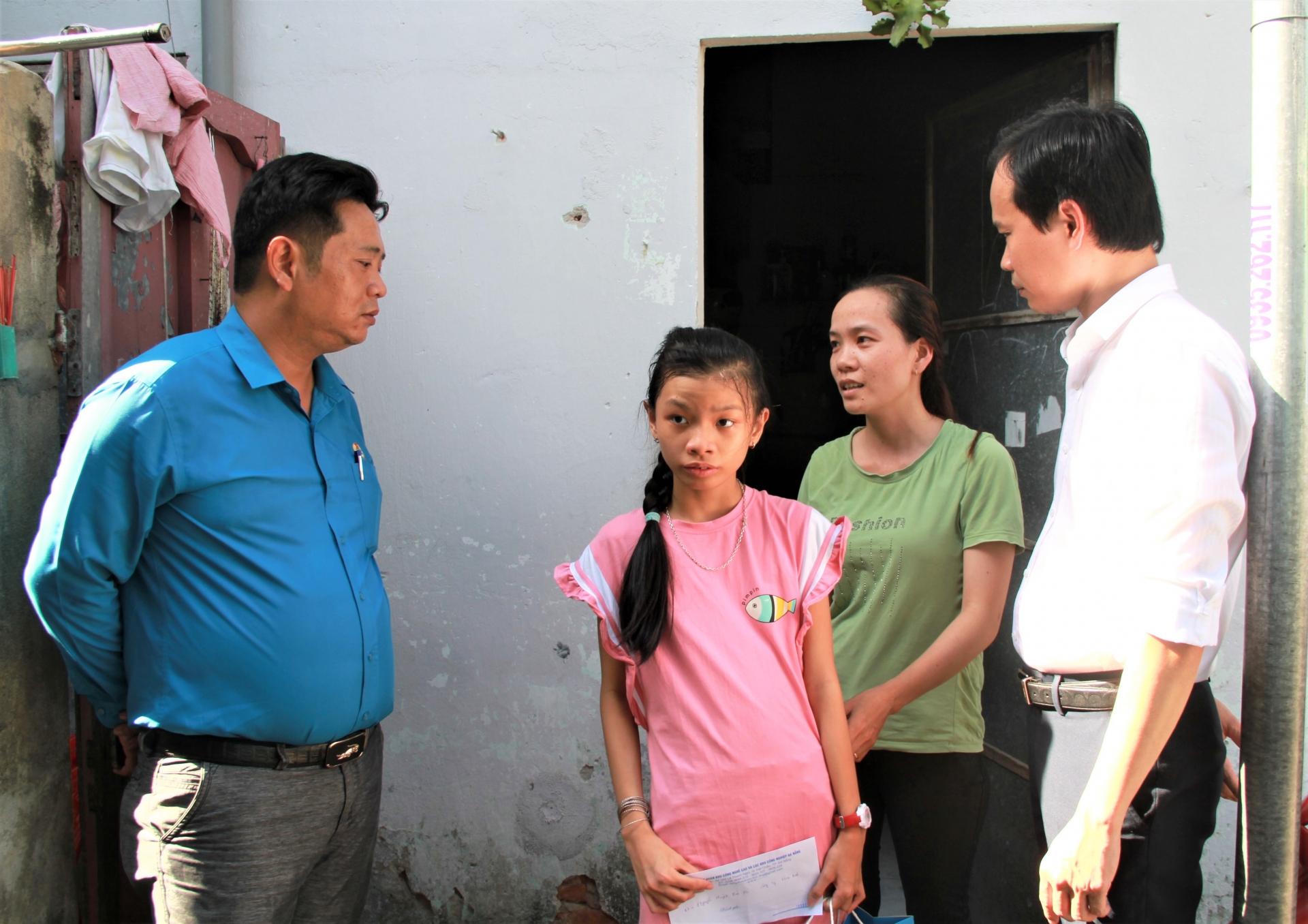 2.	Chủ tịch Liên đoàn Lao động thành phố Nguyễn Duy Minh (bìa phải) và Chủ tịch Công đoàn Khu Công nghệ cao và các khu công nghiệp Đà Nẵng Nguyễn Thành Trung (bìa trái) thăm, động viên người lao động có hoàn cảnh khó khăn tại quận Liên Chiểu. Ảnh: LAM PHƯƠNG