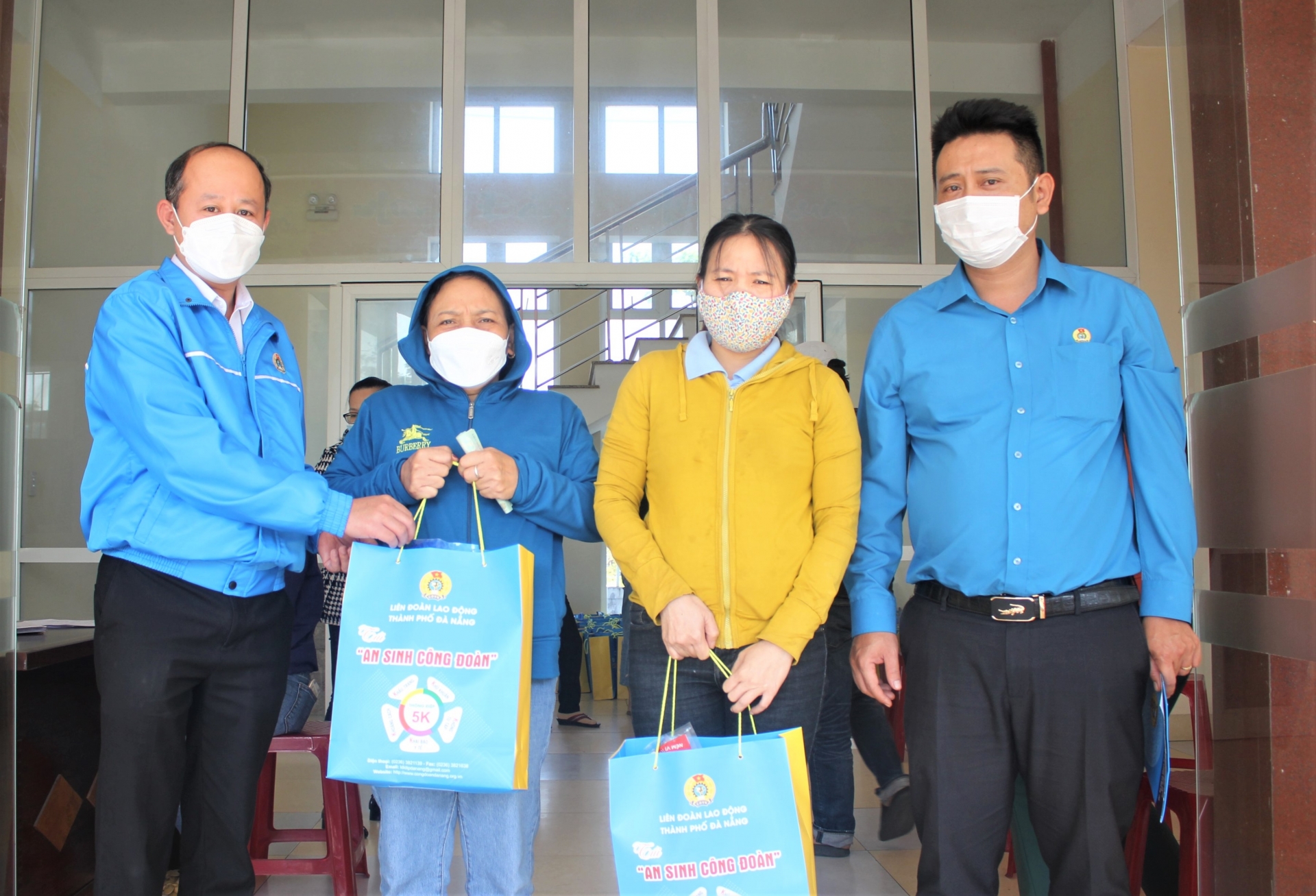 6. Công đoàn thành phố tặng quà chúc mừng NLĐ thắng kiện. Ảnh: L.P 6. Công đoàn thành phố tặng quà chúc mừng NLĐ thắng kiện. Ảnh: L.P