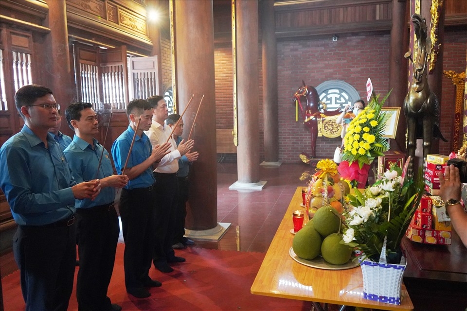 Tổng LĐLĐ Việt Nam dâng hương tưởng niệm lãnh tụ Nguyễn Đức Cảnh Tổng LĐLĐ Việt Nam dâng hương tưởng niệm lãnh tụ Nguyễn Đức Cảnh