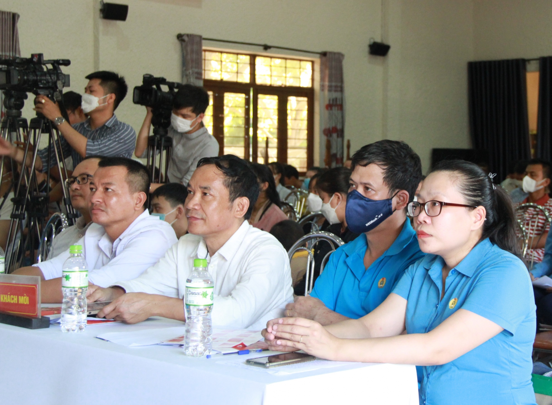 Đồng chí Lê Thị Ngọc Oanh, Phó Chủ tịch Công đoàn KCNC&CKCN Đà Nẵng (bìa phải) thường xuyên tham mưu, thực hiện tốt nhiều hoạt động truyên truyền, tư vấn pháp luật, chăm lo cho người lao động. Ảnh: LAM PHƯƠNG