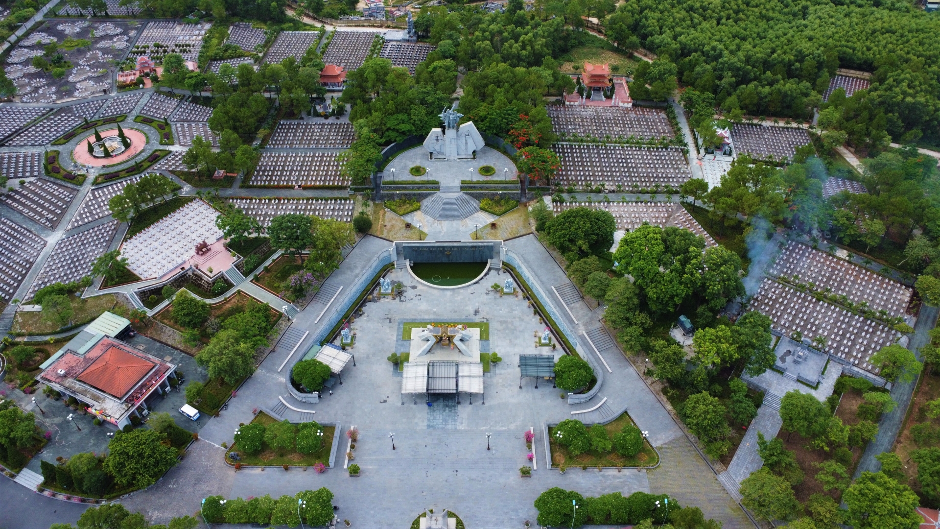 Đoàn công tác Tổng LĐLĐ Việt Nam tri ân các anh hùng liệt sĩ tại Quảng Trị Đoàn công tác Tổng LĐLĐ Việt Nam tri ân các anh hùng liệt sĩ tại Quảng Trị