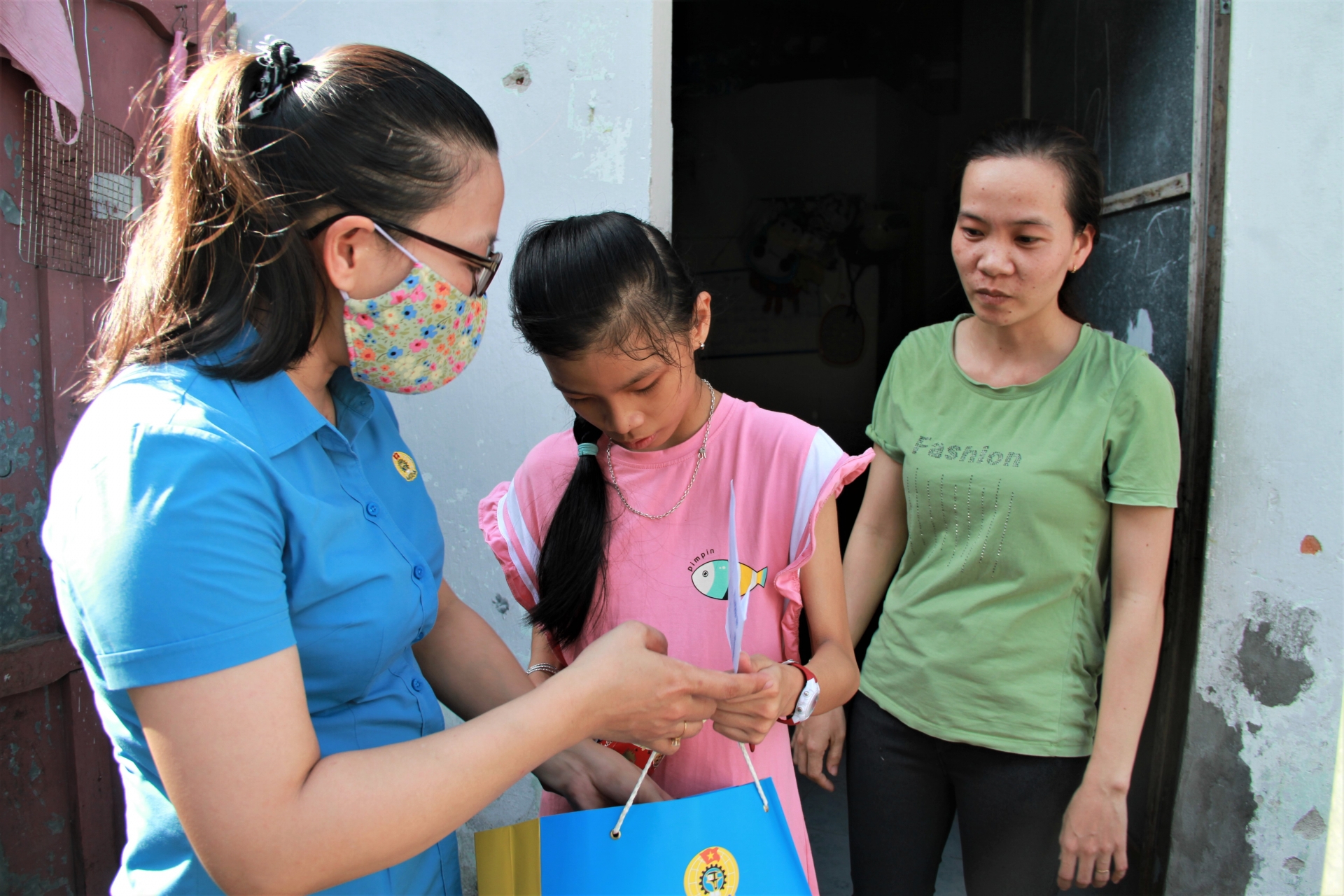 Đồng chí Lê Thị Ngọc Oanh (bìa trái) ân cần quan tâm một trường hợp con công nhân có hoàn cảnh khó khăn. Ảnh: LAM PHƯƠNG