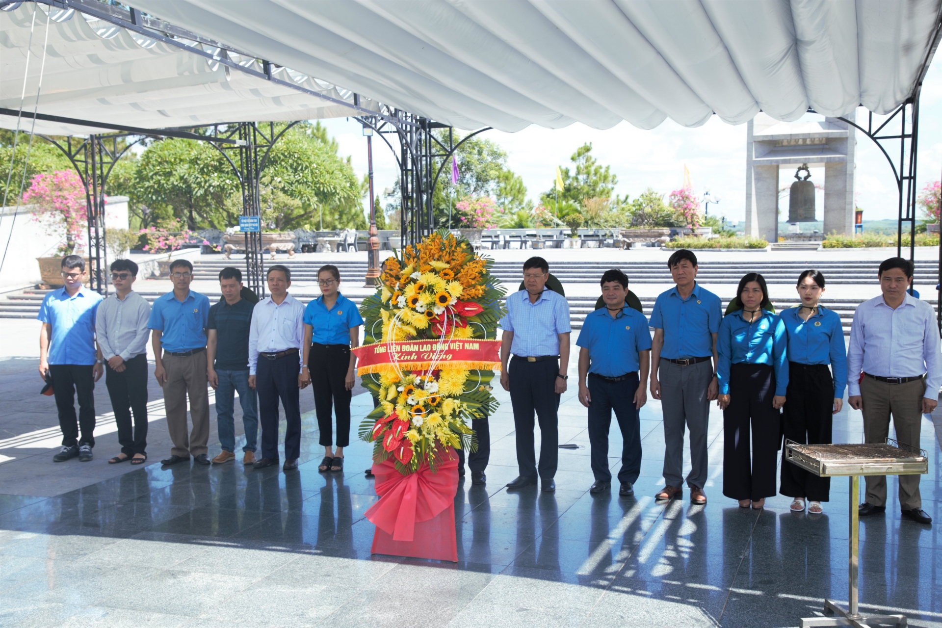Đoàn công tác Tổng LĐLĐ Việt Nam tri ân các anh hùng liệt sĩ tại Quảng Trị Đoàn công tác Tổng LĐLĐ Việt Nam tri ân các anh hùng liệt sĩ tại Quảng Trị