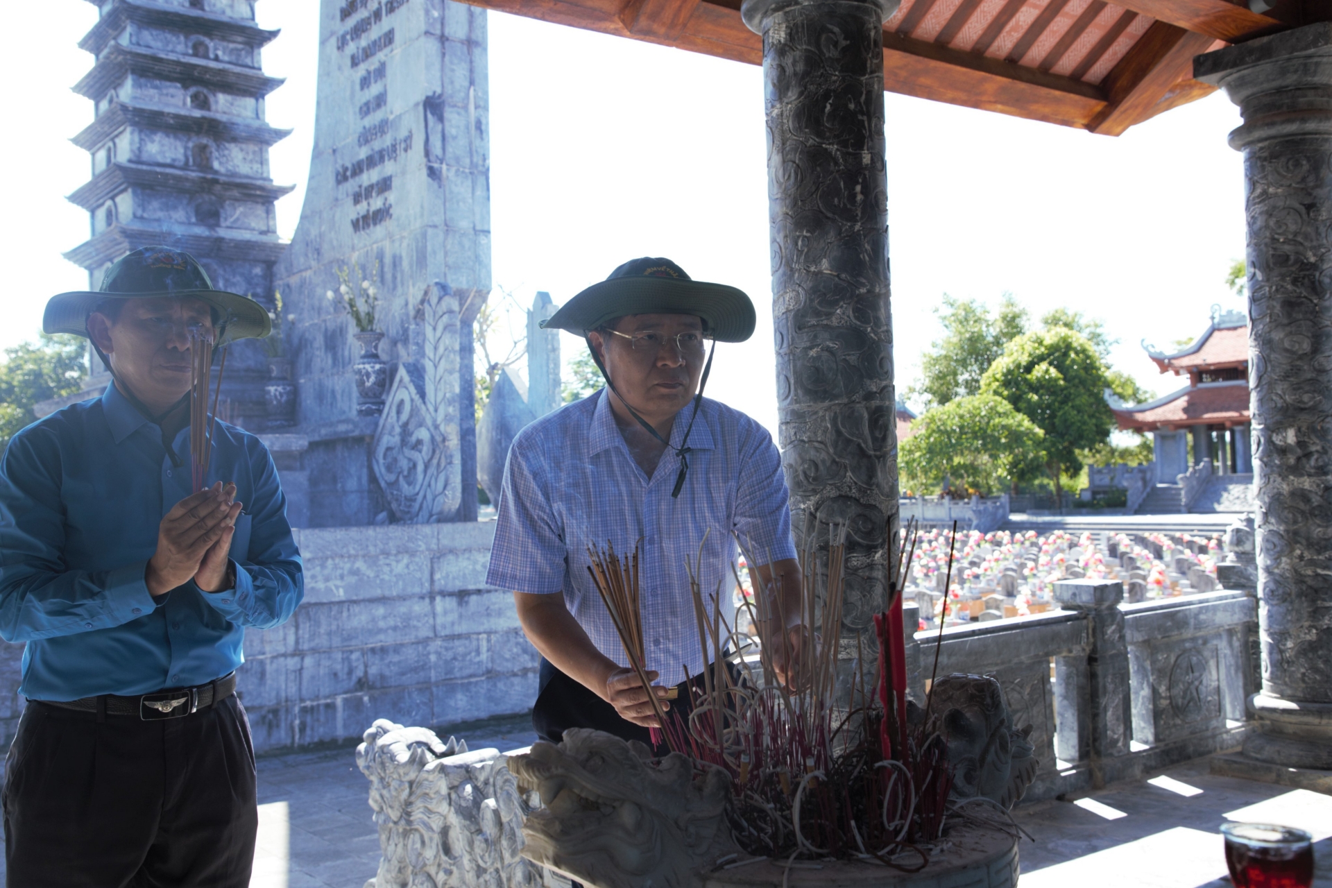 Đoàn công tác Tổng LĐLĐ Việt Nam tri ân các anh hùng liệt sĩ tại Quảng Trị Đoàn công tác Tổng LĐLĐ Việt Nam tri ân các anh hùng liệt sĩ tại Quảng Trị