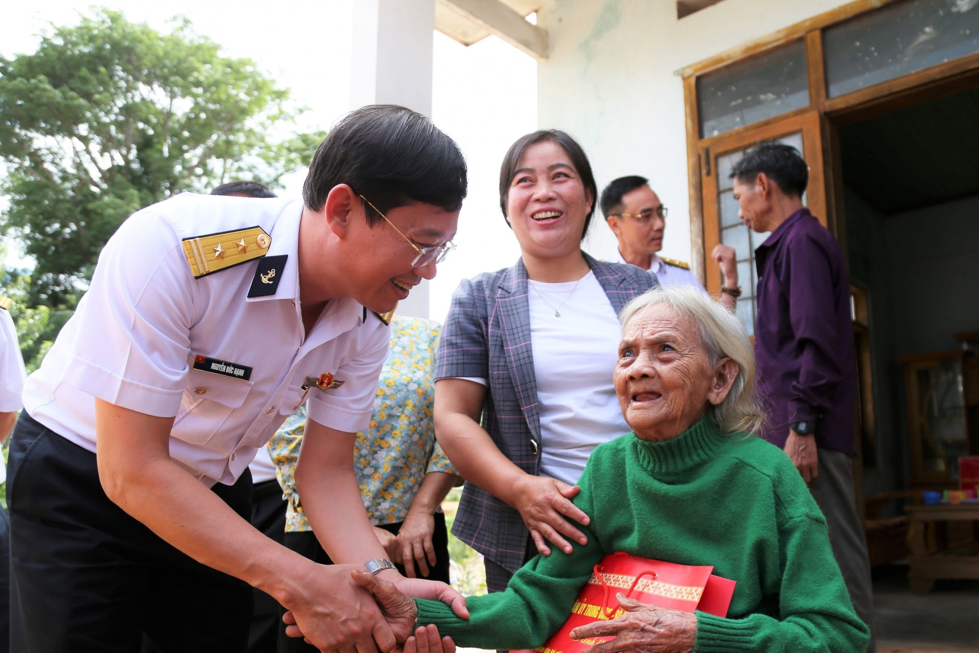 200 cán bộ huyện Sa Thầy tham gia buổi tuyên truyền về tầm quan trọng của biển, đảo 200 cán bộ huyện Sa Thầy tham gia buổi tuyên truyền về tầm quan trọng của biển, đảo