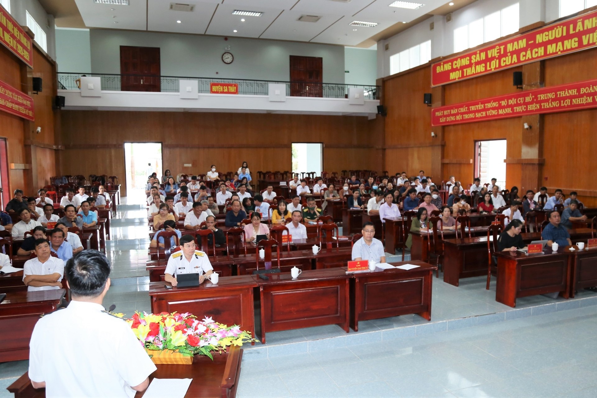 200 cán bộ huyện Sa Thầy tham gia buổi tuyên truyền về tầm quan trọng của biển, đảo 200 cán bộ huyện Sa Thầy tham gia buổi tuyên truyền về tầm quan trọng của biển, đảo