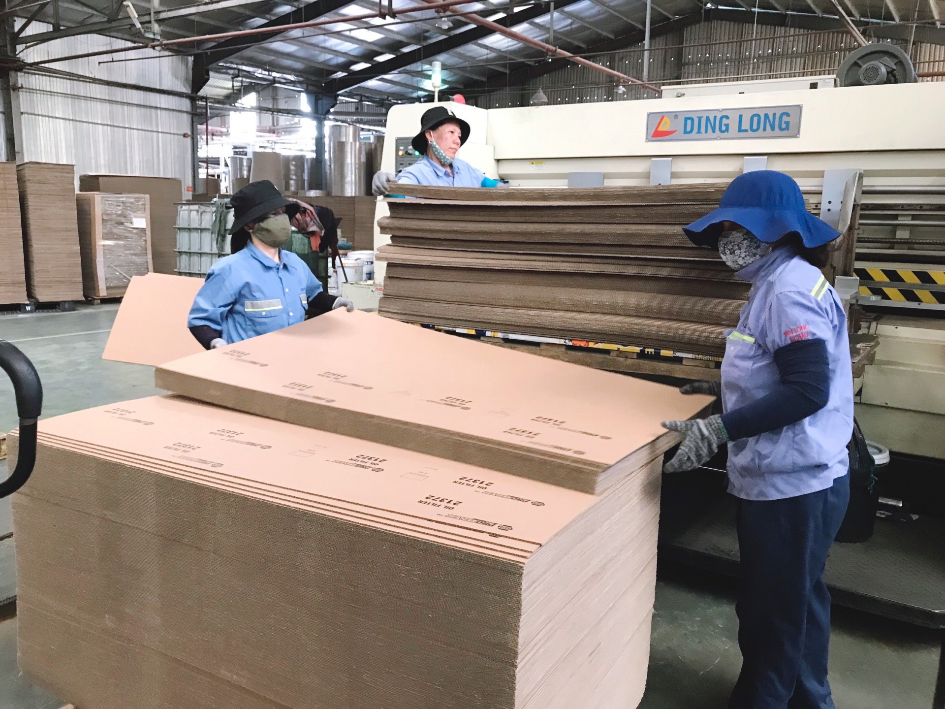 Mọi người phối hợp với nhau vì sự phát triển của doanh nghiệp. Ảnh: PHAN NGUYÊN