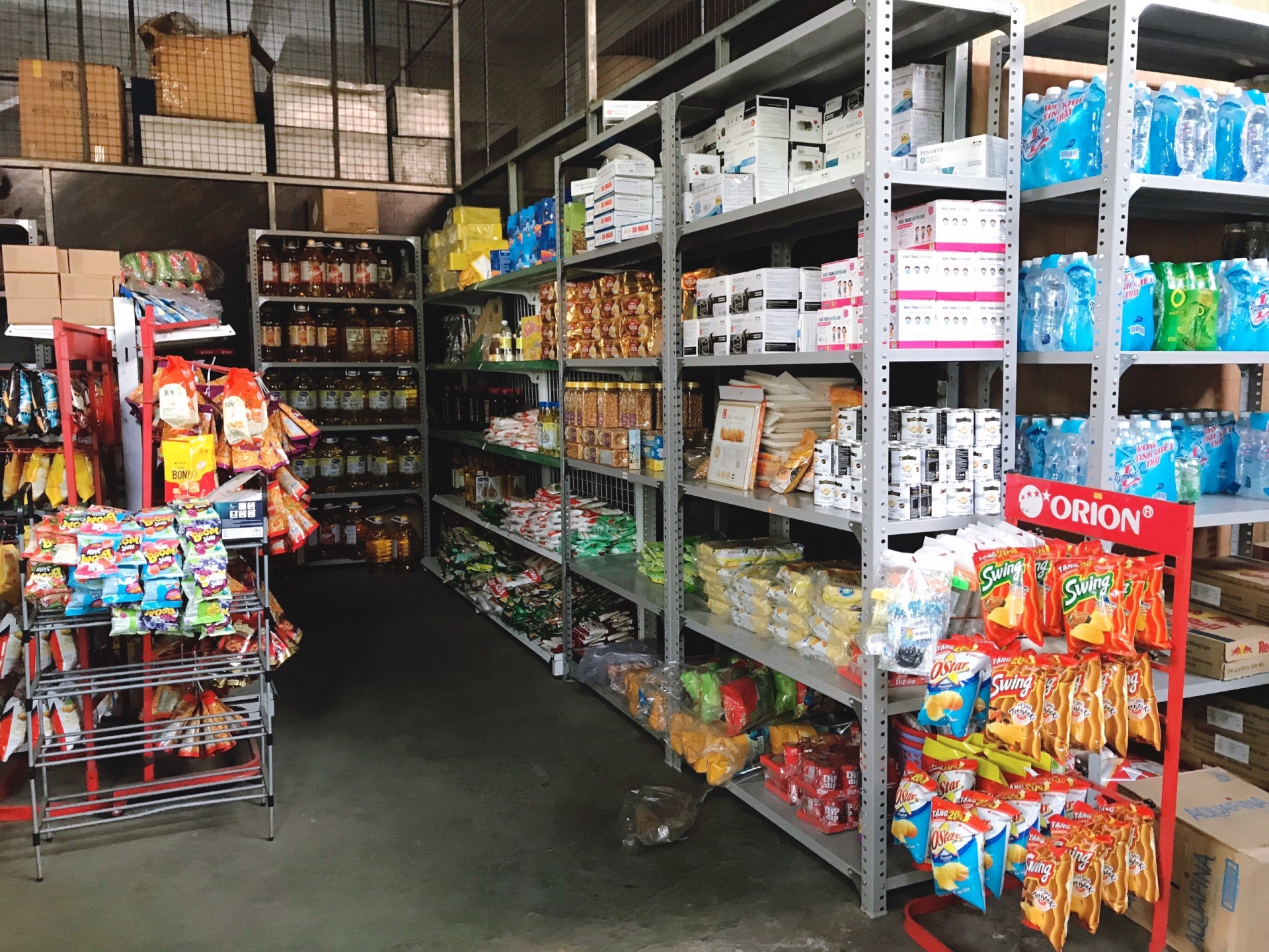 Siêu thị mini Tân Long ra đời trong vòng 3 ngàytrước sự nỗ lực tổ chức của chị Ngọc Anh. Ảnh: PHAN NGUYÊN