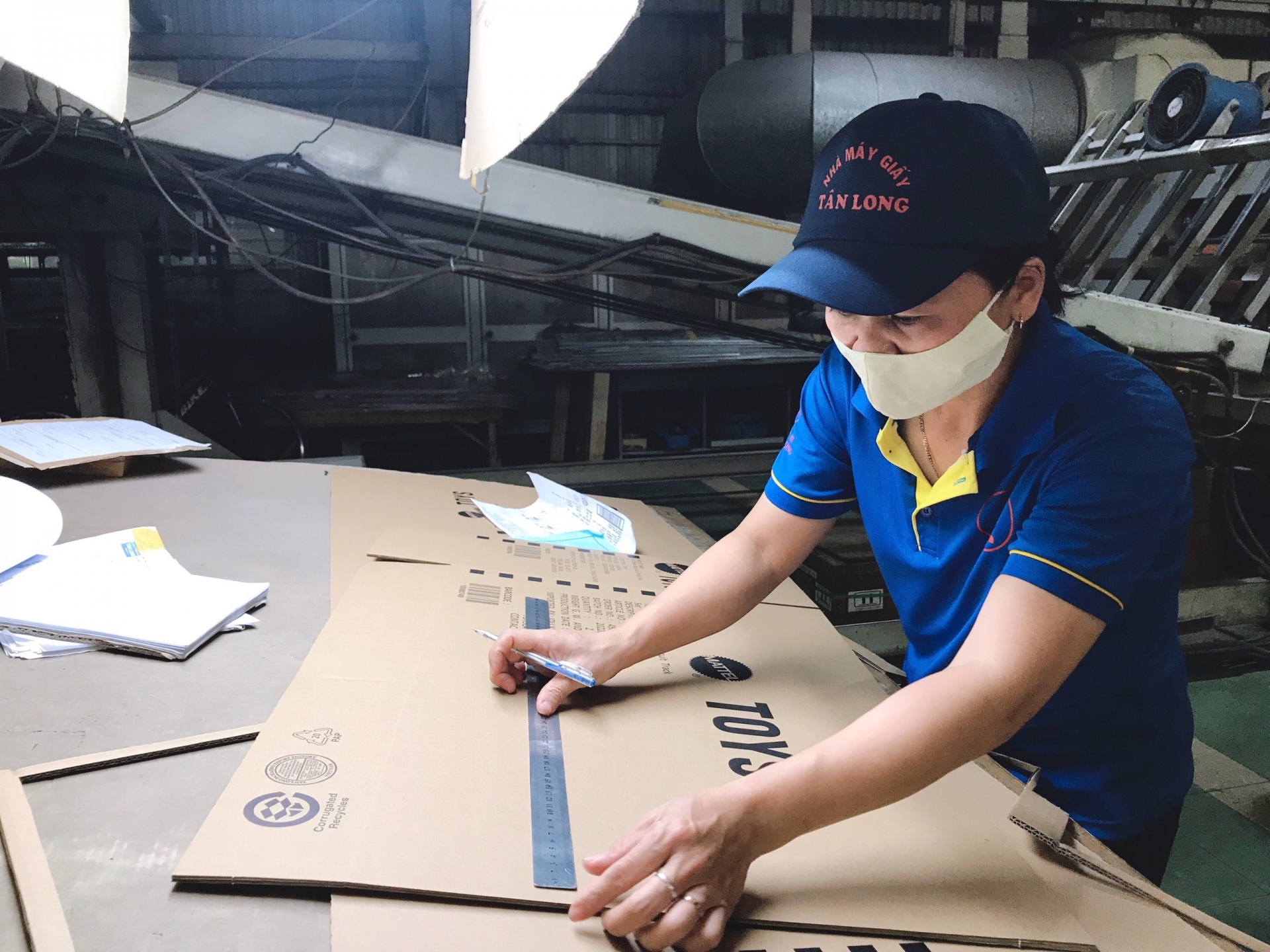 Chị Từ Thị Sĩ vui vẻ chia sẻ câu chuyện gắn bó với nhà máy. Ảnh: PHAN NGUYÊN