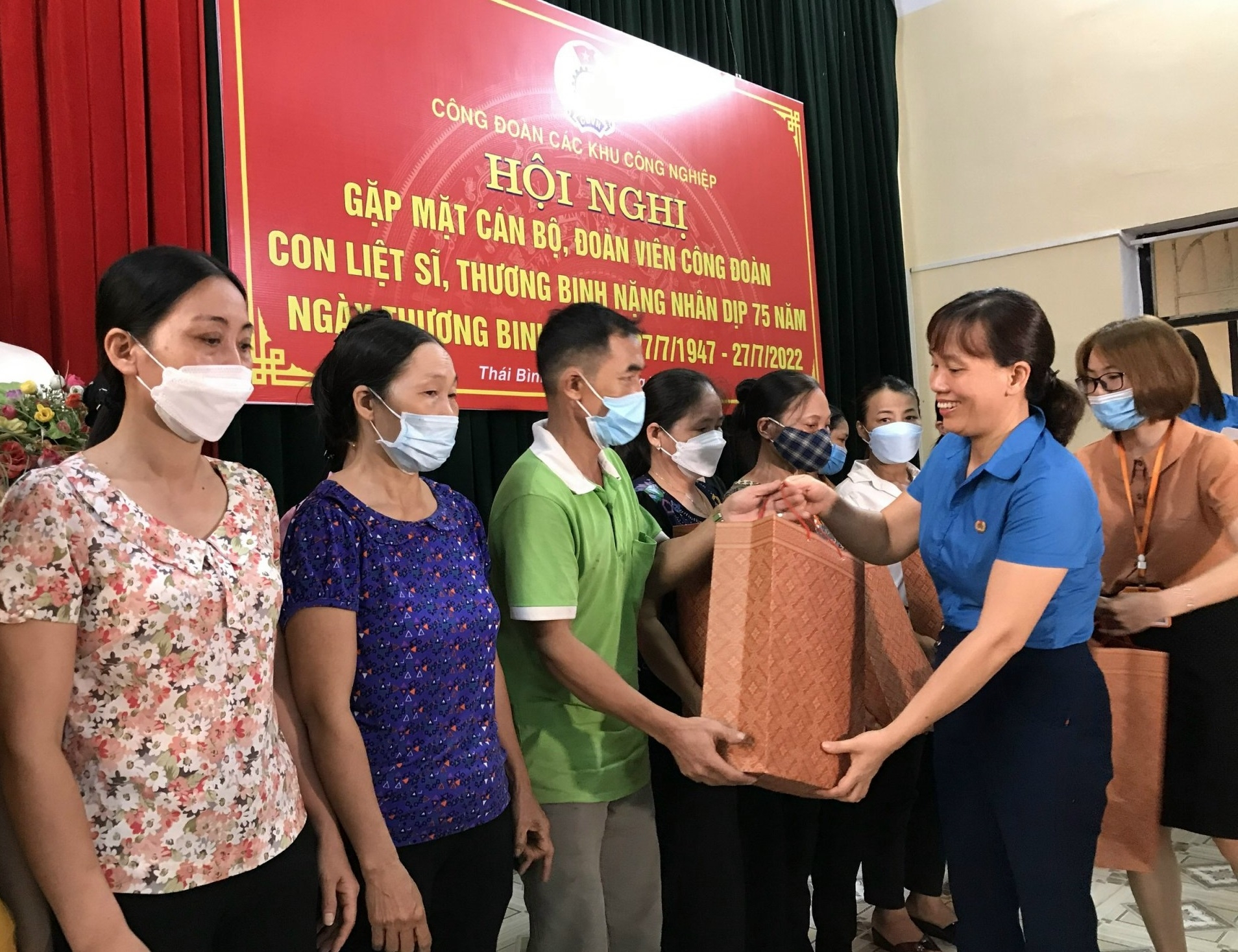 Công đoàn Các KCN Thái Bình trao quà con thương binh, liệt sĩ Công đoàn Các KCN Thái Bình trao quà con thương binh, liệt sĩ