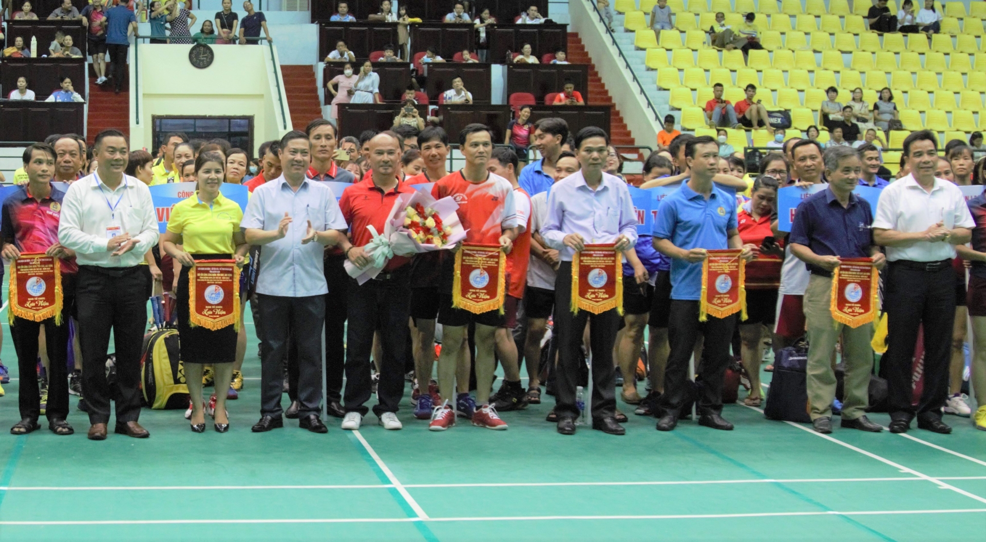 Tổ chức giải cầu lông CNVCLĐ chào mừng 93 năm Ngày thành lập Công đoàn Việt Nam Tổ chức giải cầu lông CNVCLĐ chào mừng 93 năm Ngày thành lập Công đoàn Việt Nam