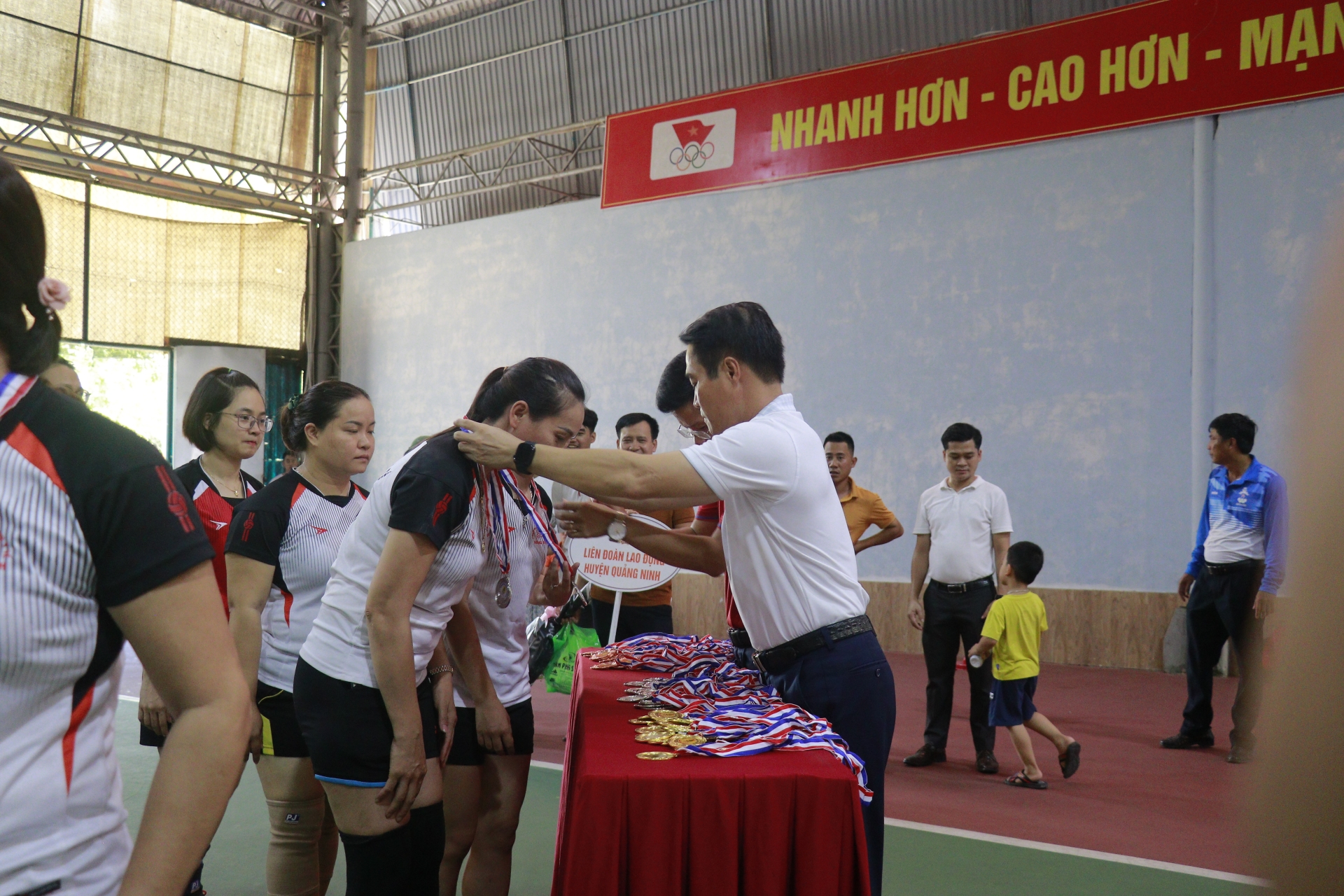 Quảng Bình: Sôi nổi giải bóng chuyền truyền thống CNVCLĐ