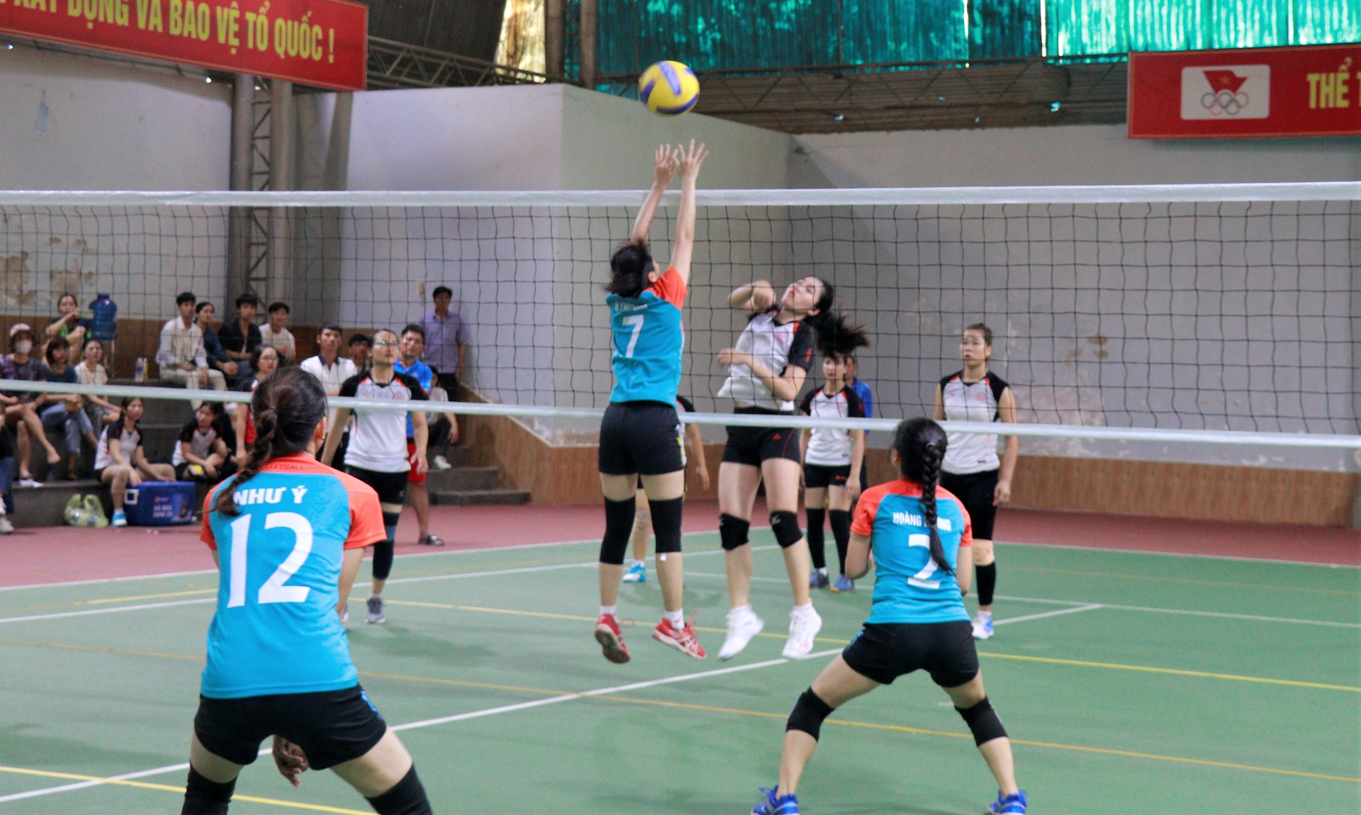 Quảng Bình: Sôi nổi giải bóng chuyền truyền thống CNVCLĐ