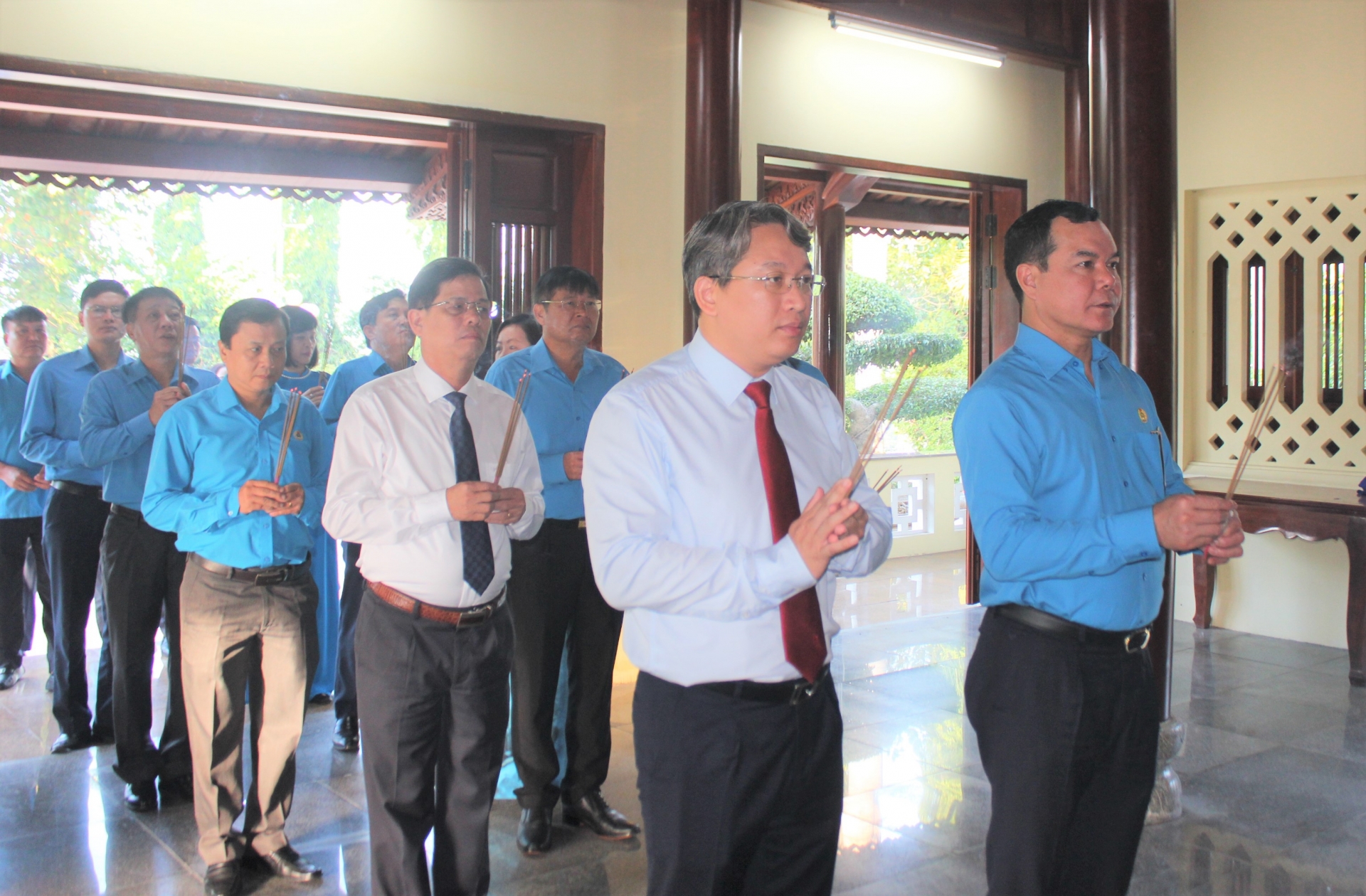 Lãnh đạo Tổng LĐLĐ Việt Nam và Tỉnh ủy Khánh Hòa viếng Nghĩa trang liệt sĩ Hòn Dung Lãnh đạo Tổng LĐLĐ Việt Nam dâng hương tại Nghĩa trang liệt sĩ Hòn Dung