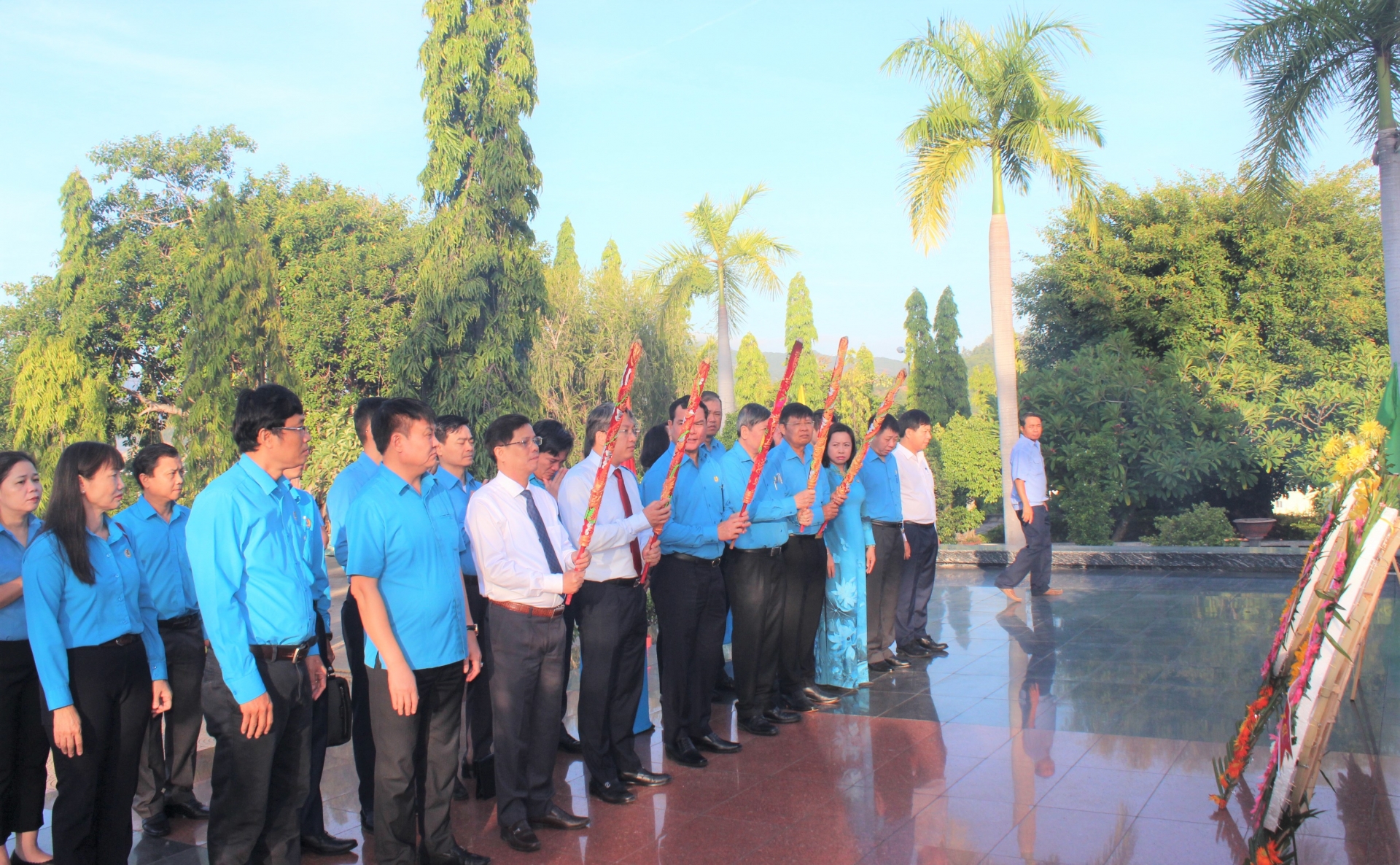 Lãnh đạo Tổng LĐLĐ Việt Nam và Tỉnh ủy Khánh Hòa viếng Nghĩa trang liệt sĩ Hòn Dung Lãnh đạo Tổng LĐLĐ Việt Nam dâng hương tại Nghĩa trang liệt sĩ Hòn Dung