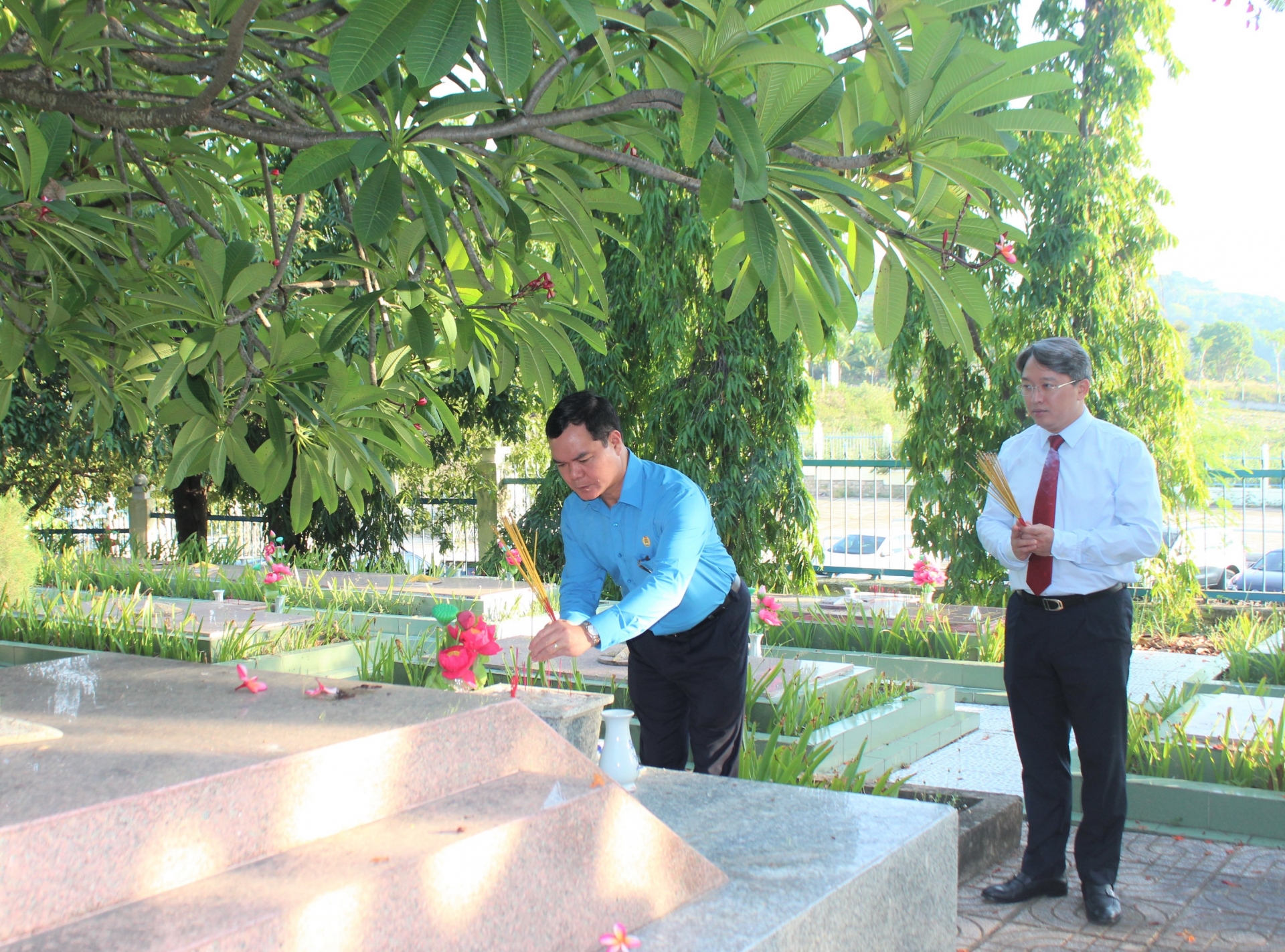 Lãnh đạo Tổng LĐLĐ Việt Nam và Tỉnh ủy Khánh Hòa viếng Nghĩa trang liệt sĩ Hòn Dung Lãnh đạo Tổng LĐLĐ Việt Nam dâng hương tại Nghĩa trang liệt sĩ Hòn Dung