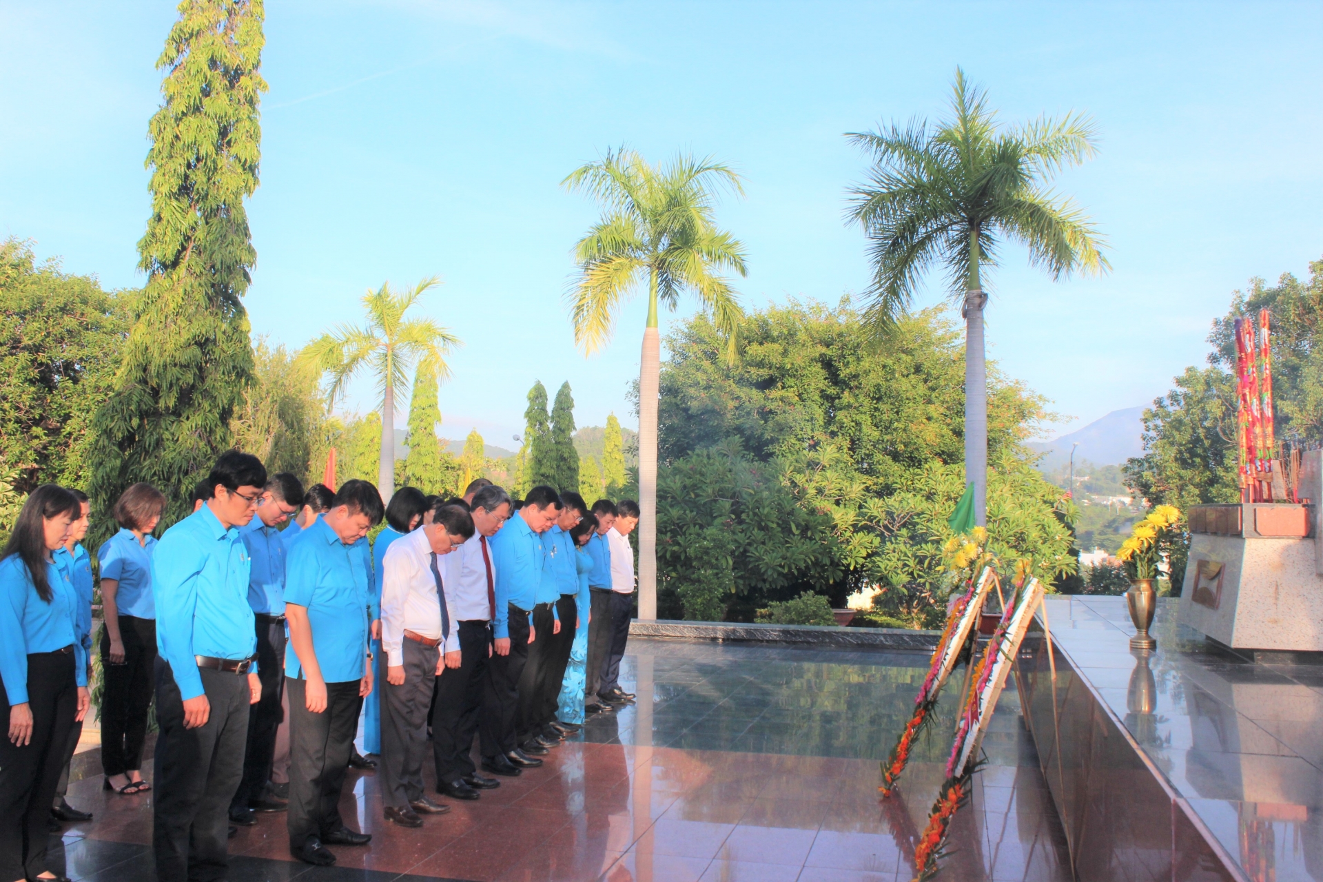 Lãnh đạo Tổng LĐLĐ Việt Nam và Tỉnh ủy Khánh Hòa viếng Nghĩa trang liệt sĩ Hòn Dung Lãnh đạo Tổng LĐLĐ Việt Nam dâng hương tại Nghĩa trang liệt sĩ Hòn Dung