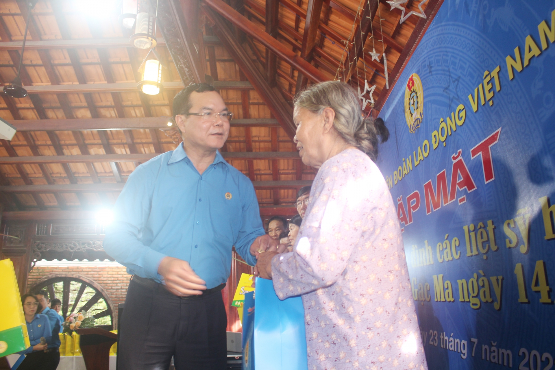 Tổng LĐLĐ Việt Nam tri ân, tặng quà thân nhân liệt sĩ Gạc Ma