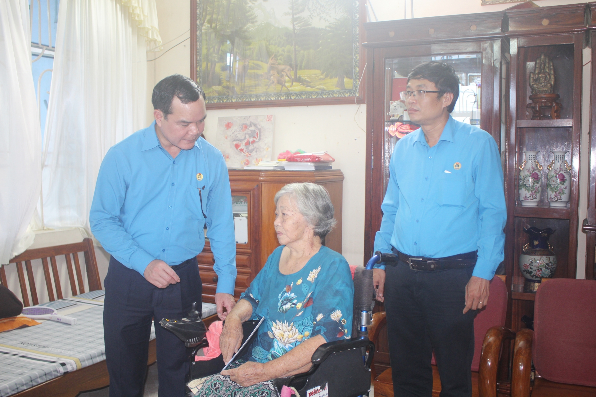 Tổng LĐLĐ Việt Nam tri ân, tặng quà thân nhân liệt sĩ Gạc Ma