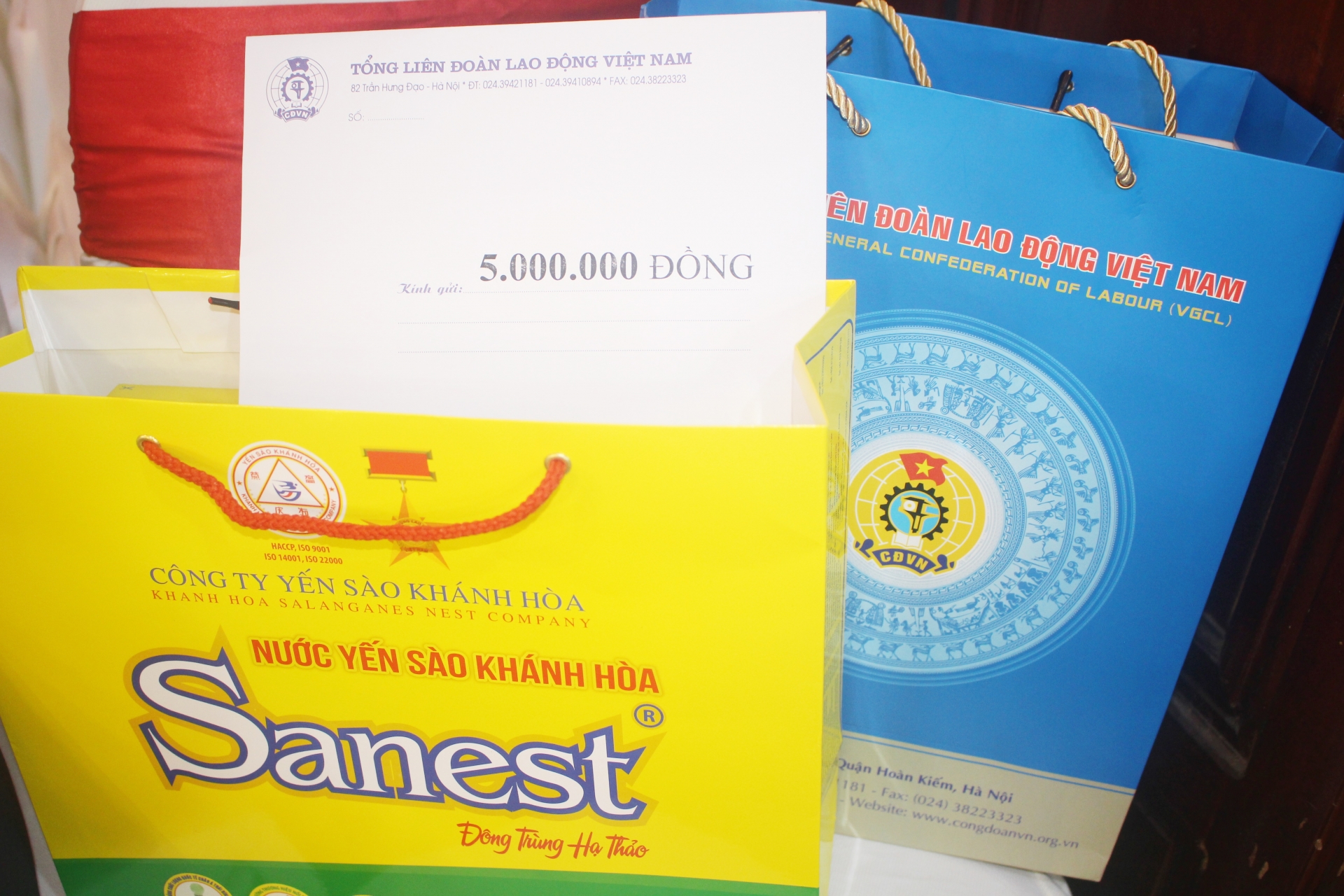 Tổng LĐLĐ Việt Nam tri ân, tặng quà thân nhân liệt sĩ Gạc Ma