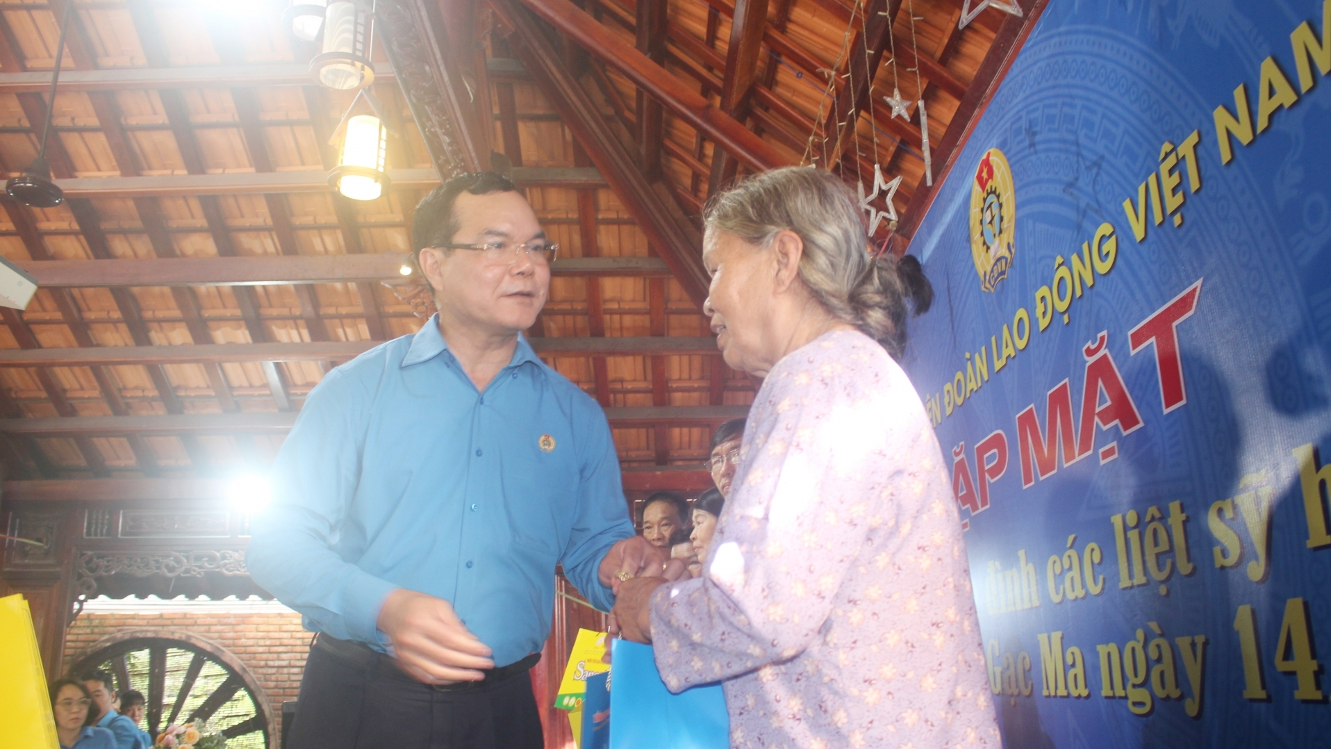 Tổng LĐLĐ Việt Nam tri ân, tặng quà thân nhân liệt sĩ Gạc Ma