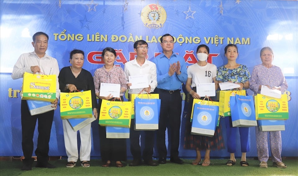 Tổng LĐLĐ VN tri ân, tặng quà thân nhân liệt sĩ Gạc Ma