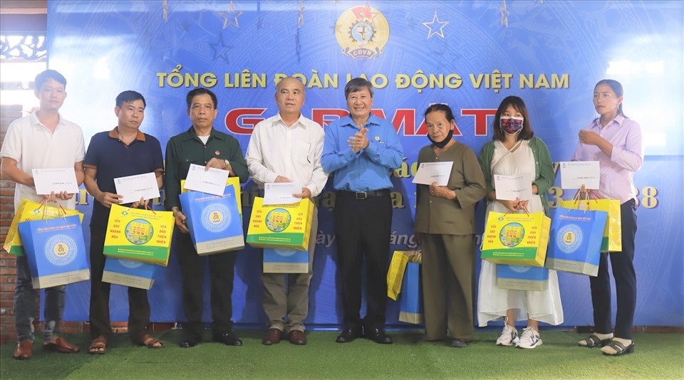 Tổng LĐLĐ VN tri ân, tặng quà thân nhân liệt sĩ Gạc Ma