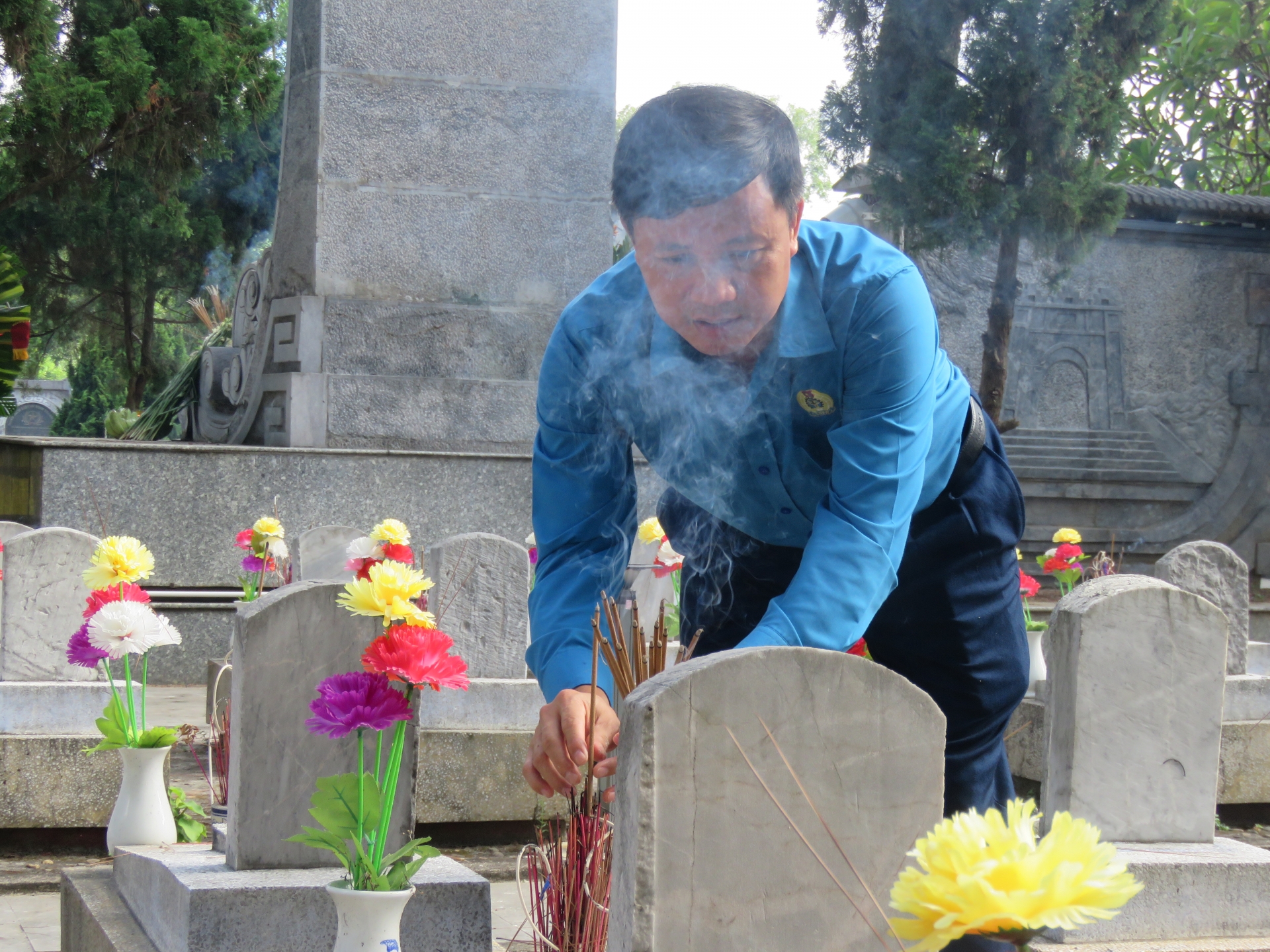 LĐLĐ Hà Tĩnh dâng hương, tri ân các anh hùng liệt sĩ tại Quảng Trị LĐLĐ Hà Tĩnh dâng hương, tri ân các anh hùng liệt sĩ tại Quảng Trị